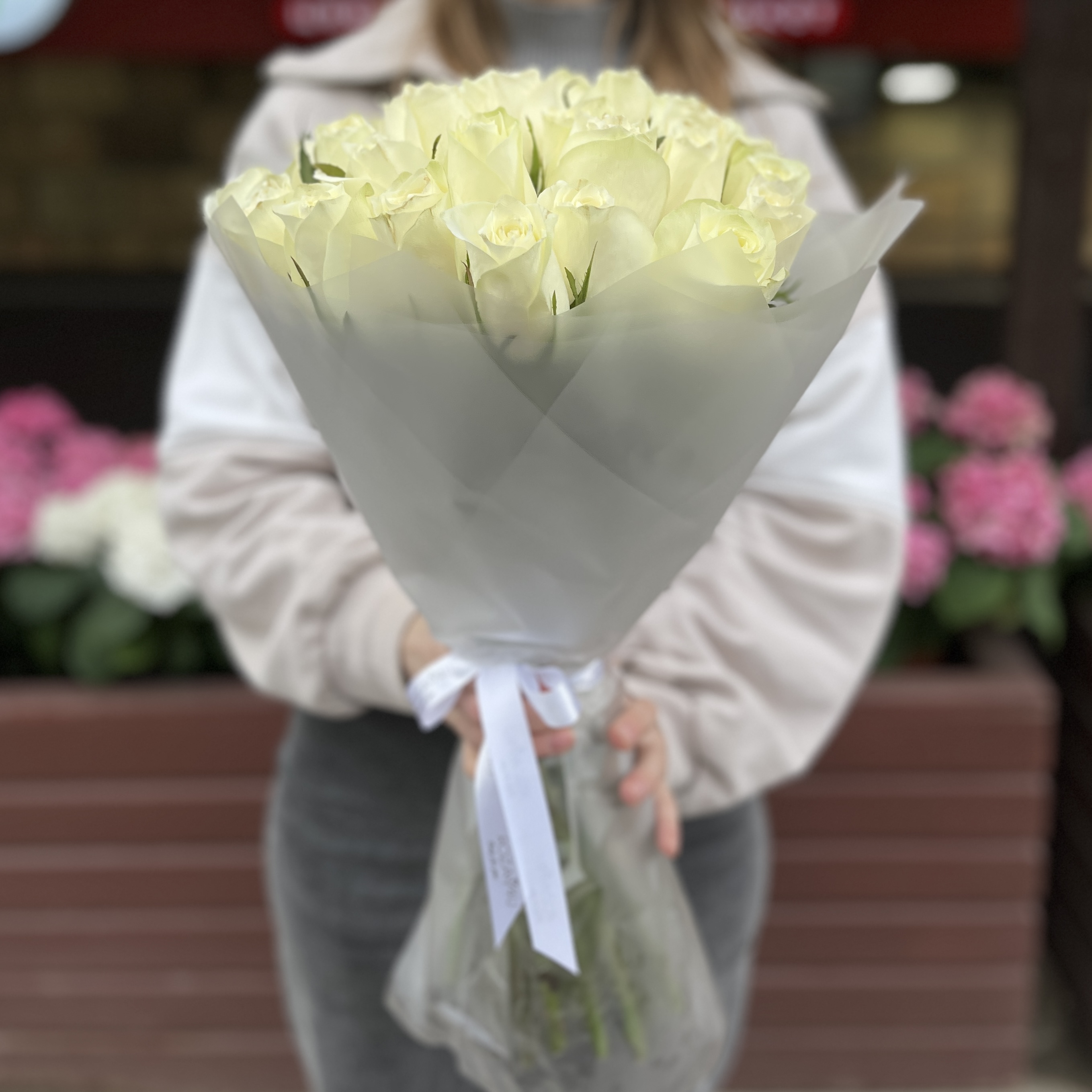 35 белых роз Махе 50 см