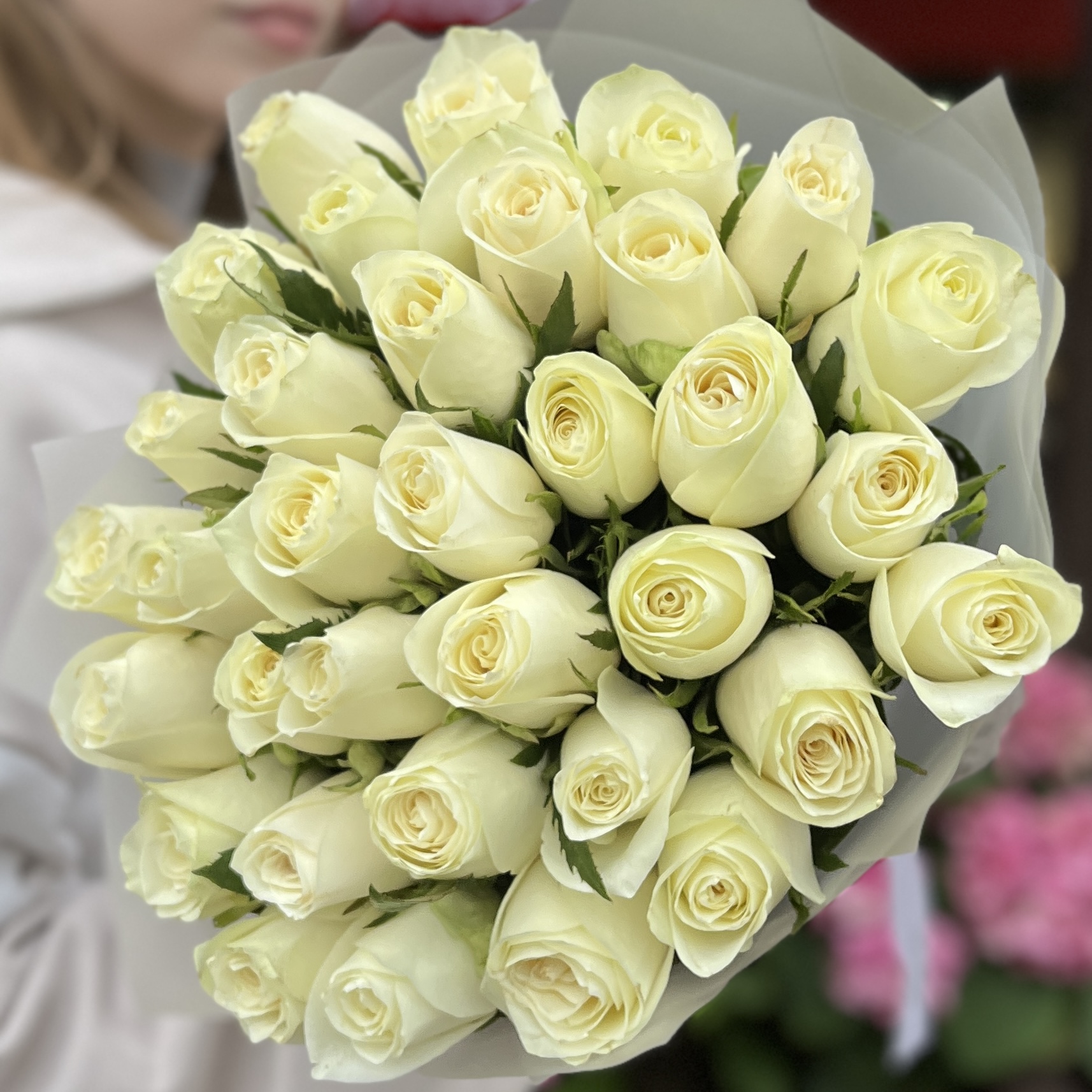 35 белых роз Махе 50 см