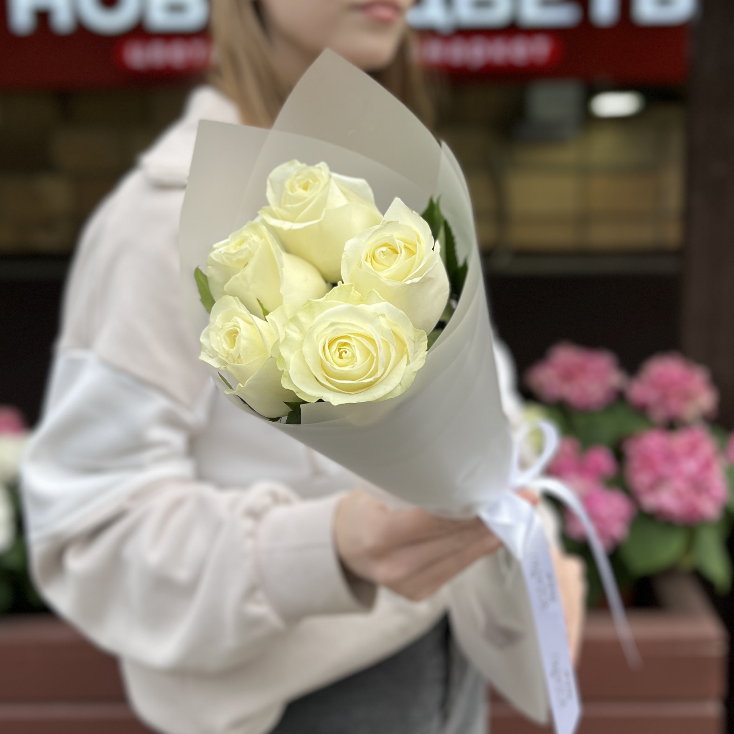 5 белых роз Махе 50 см