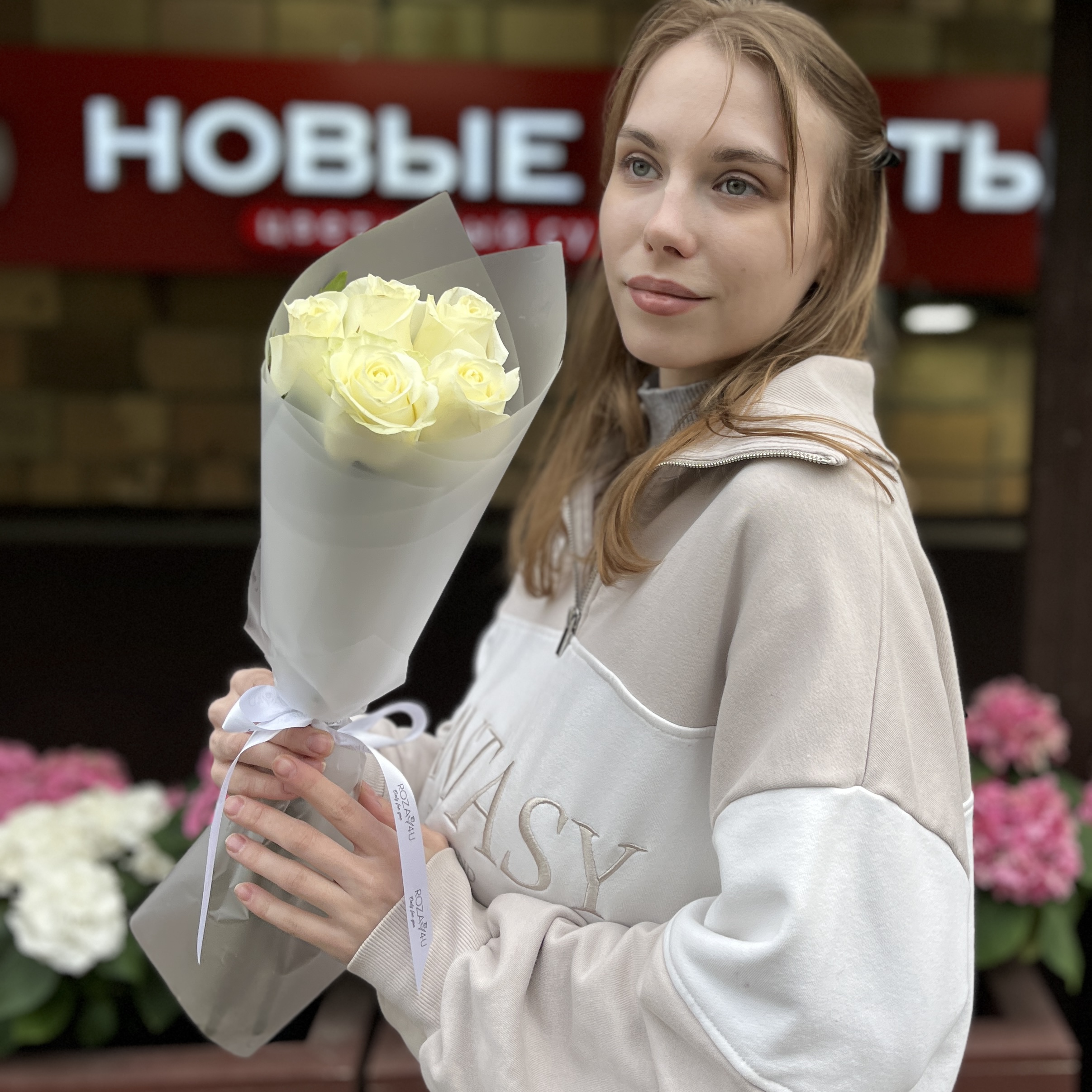5 белых роз Махе 50 см