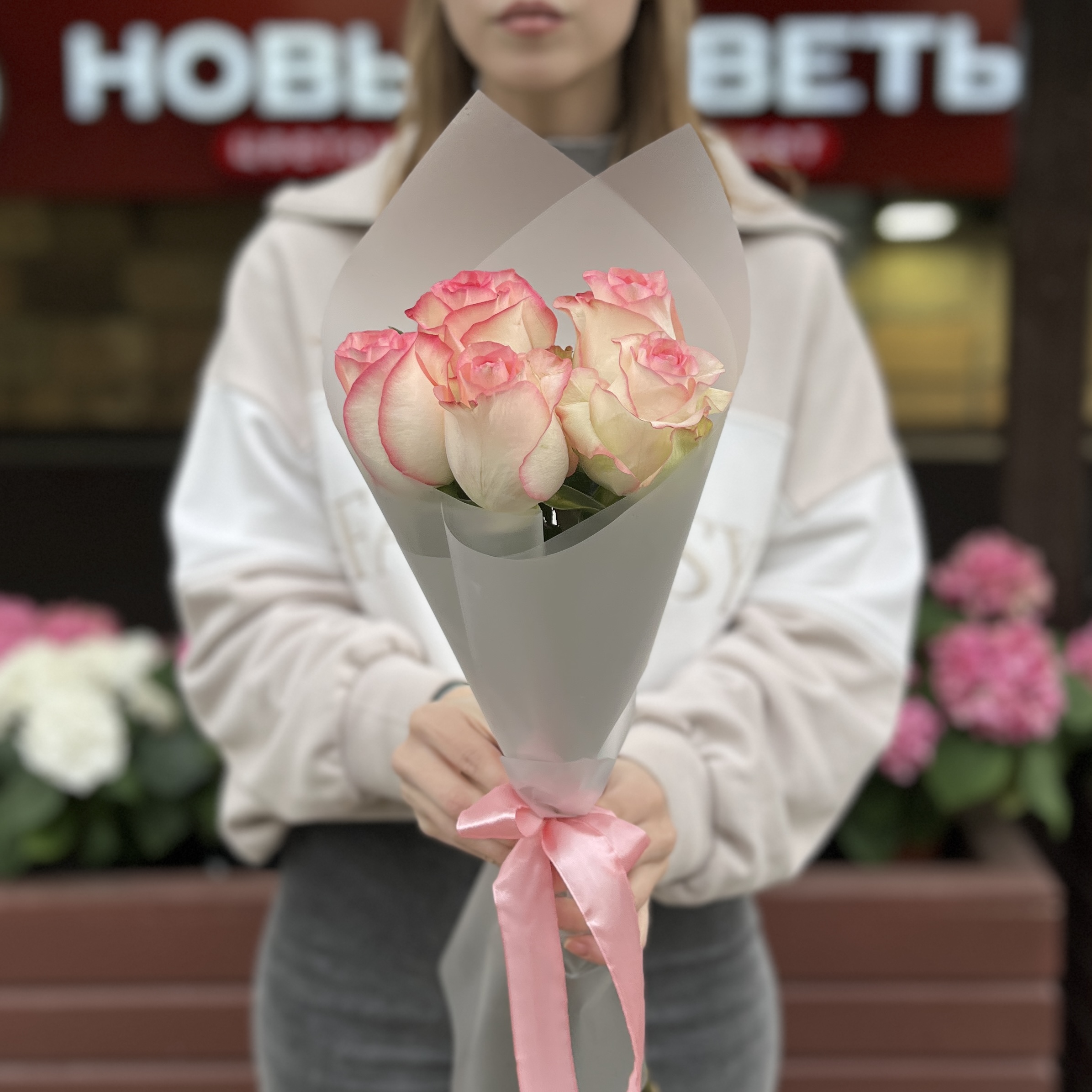 5 нежных роз Джумилия 50 см