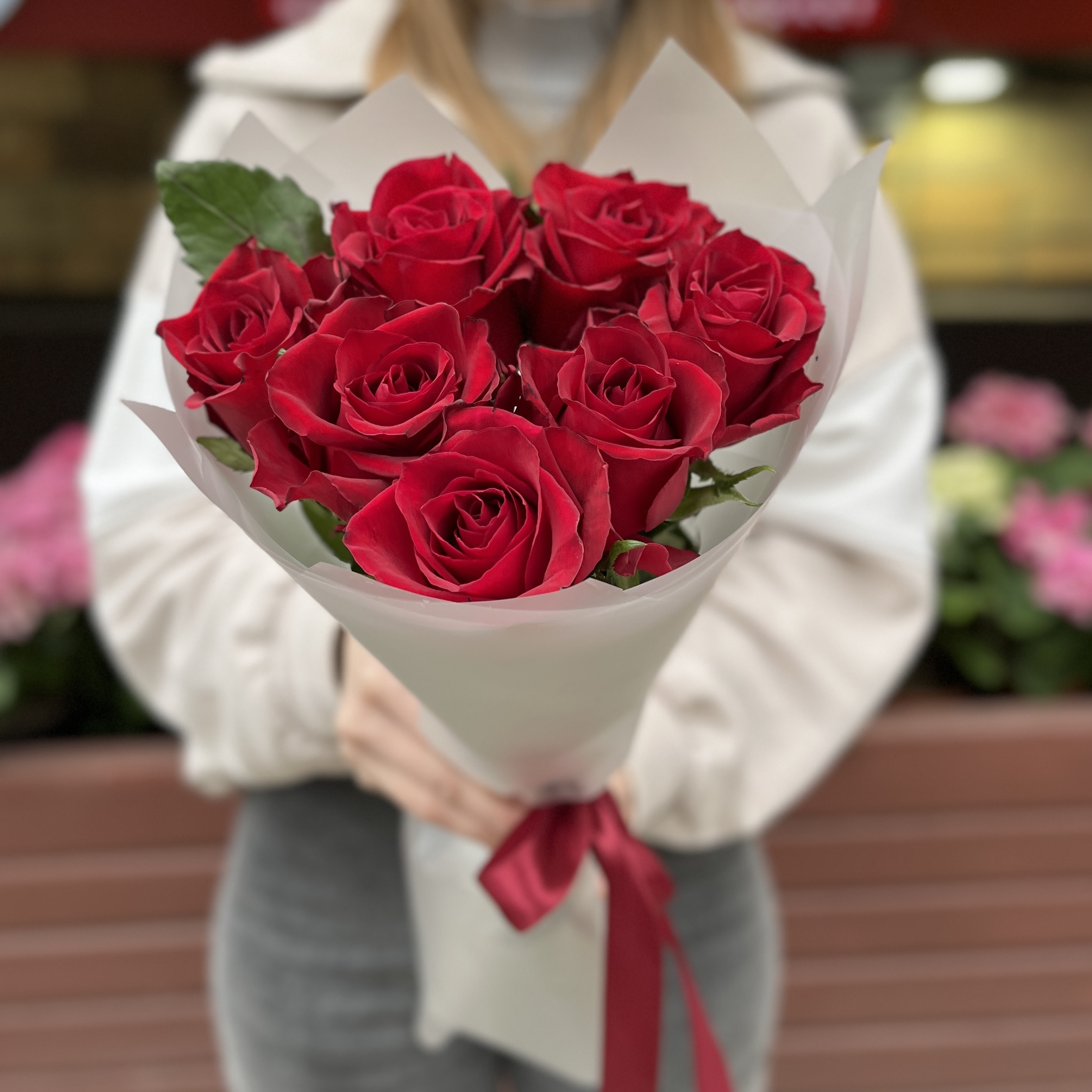 7 красных роз Мадам ред 50 см