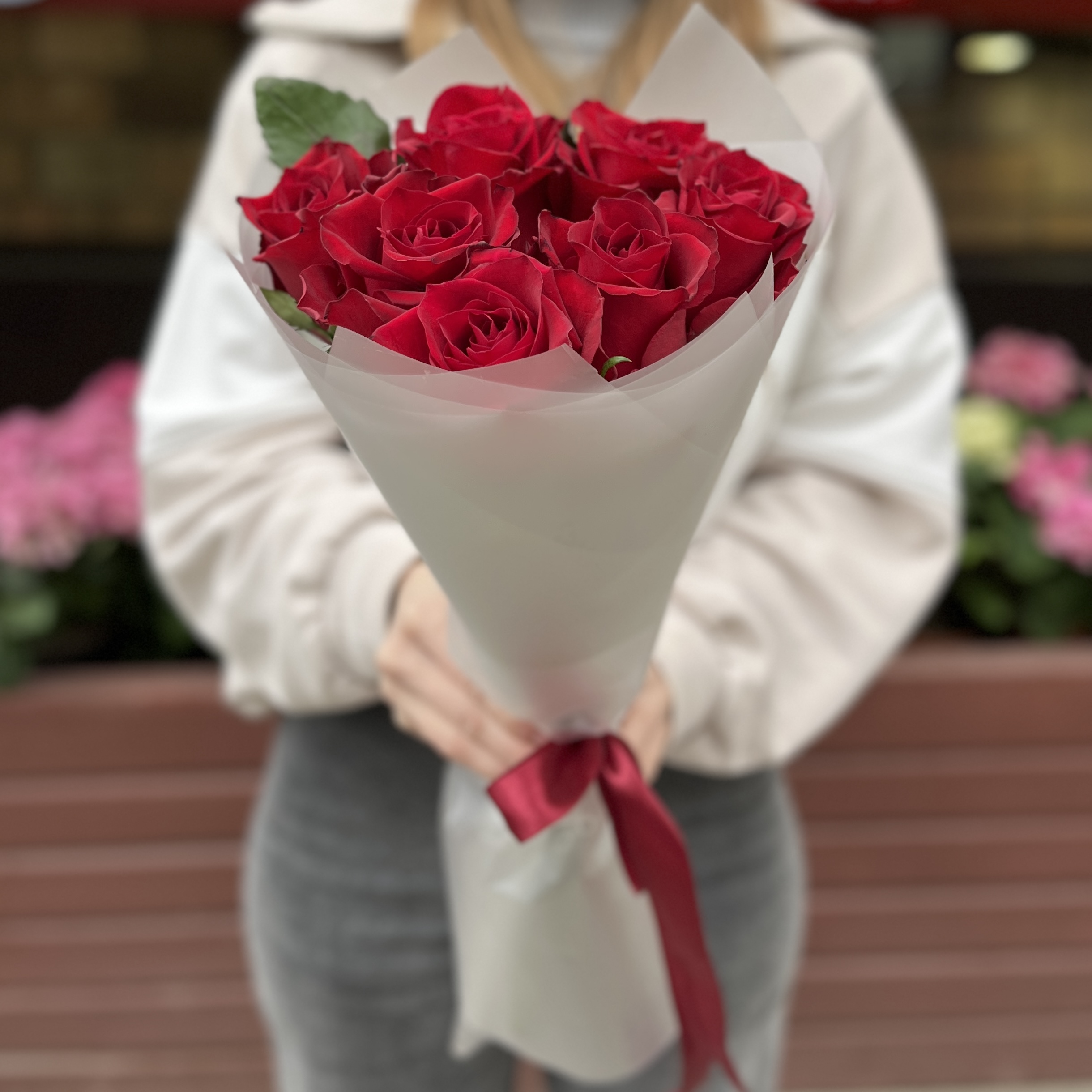 7 красных роз Мадам ред 50 см