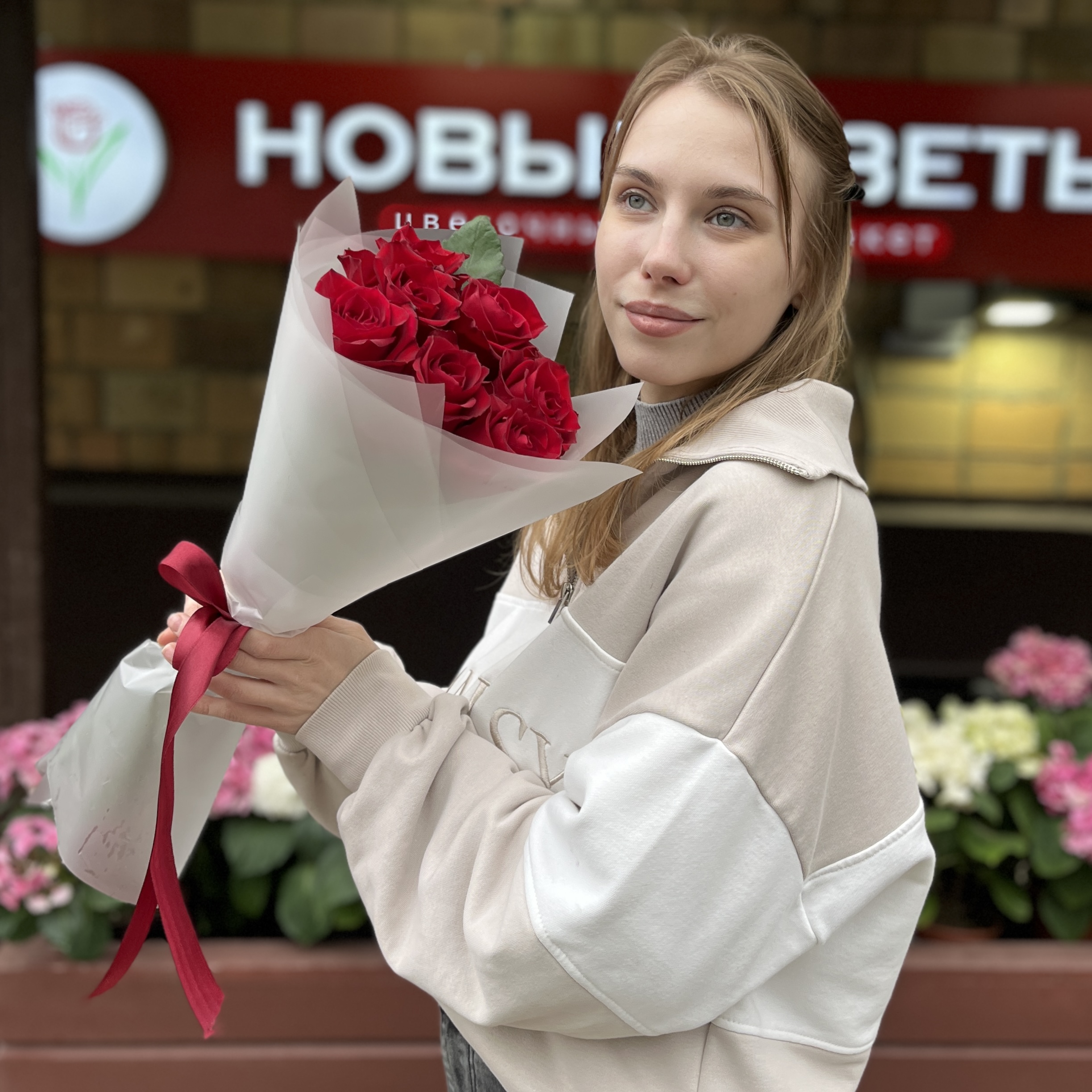 7 красных роз Мадам ред 50 см