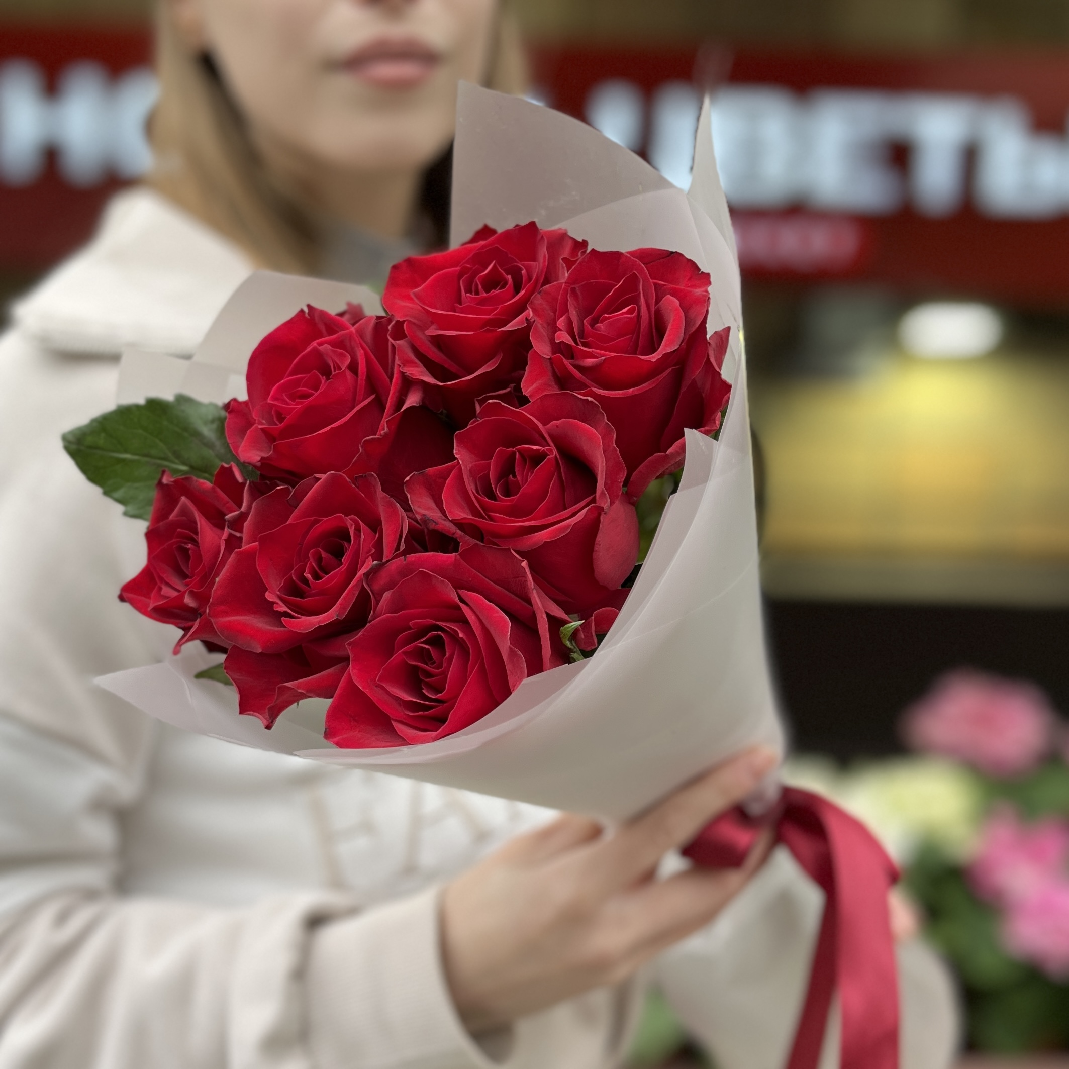 7 красных роз Мадам ред 50 см