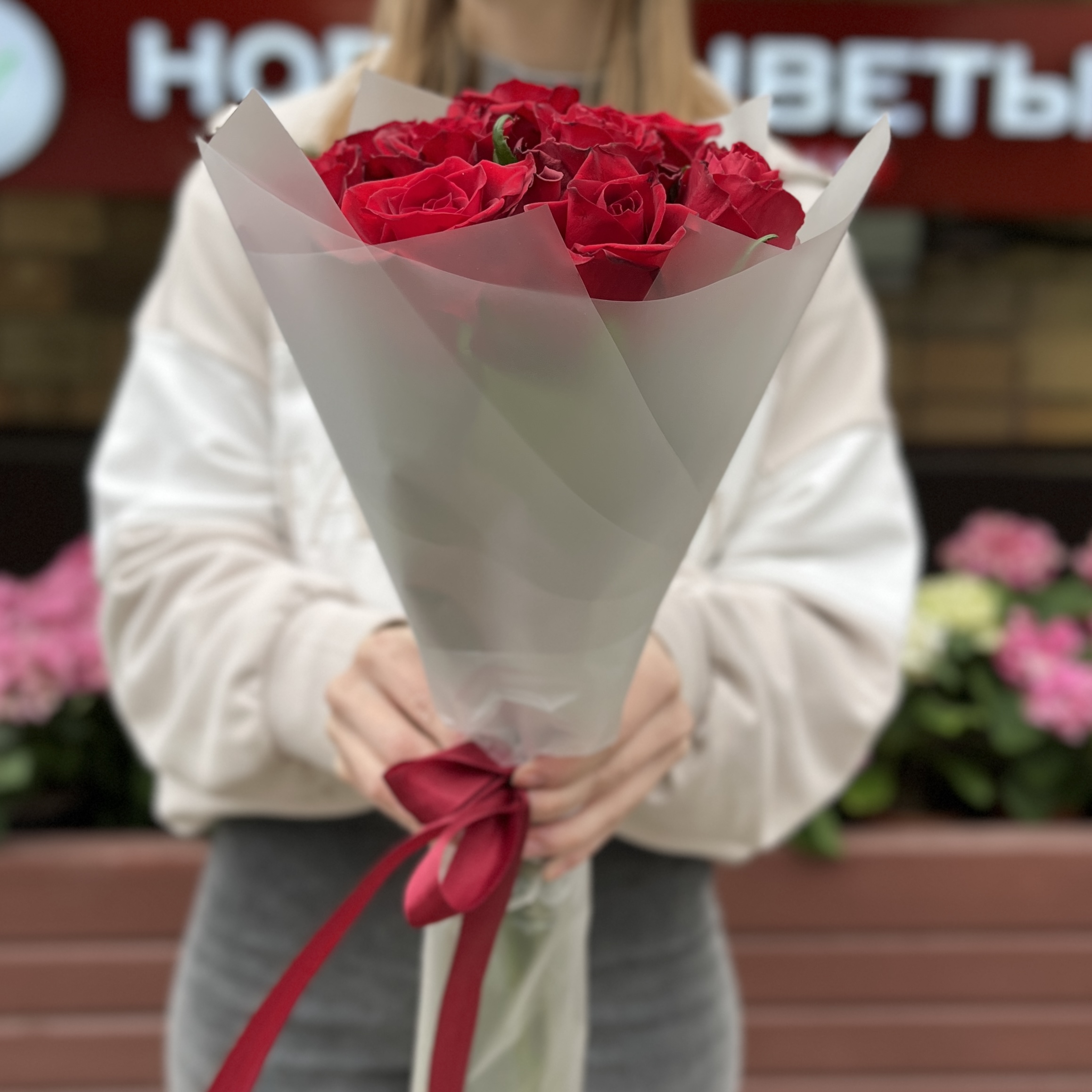 9 красных роз Мадам ред 50 см