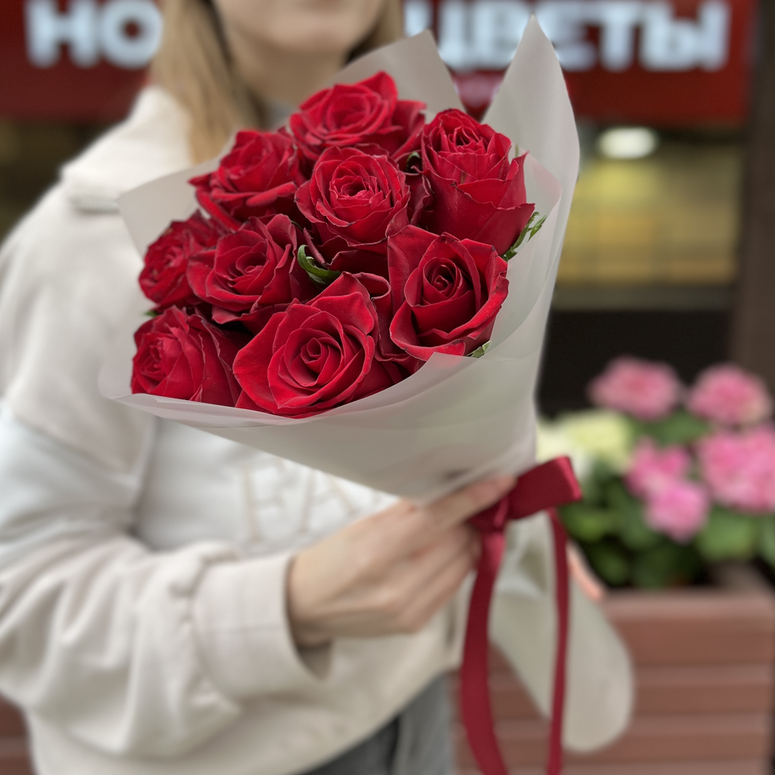 9 красных роз Мадам ред 50 см