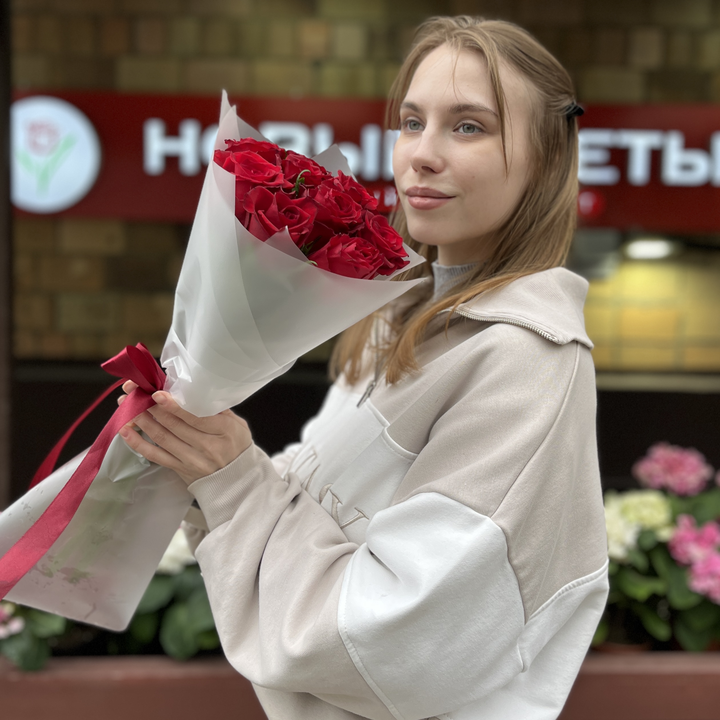 9 красных роз Мадам ред 50 см