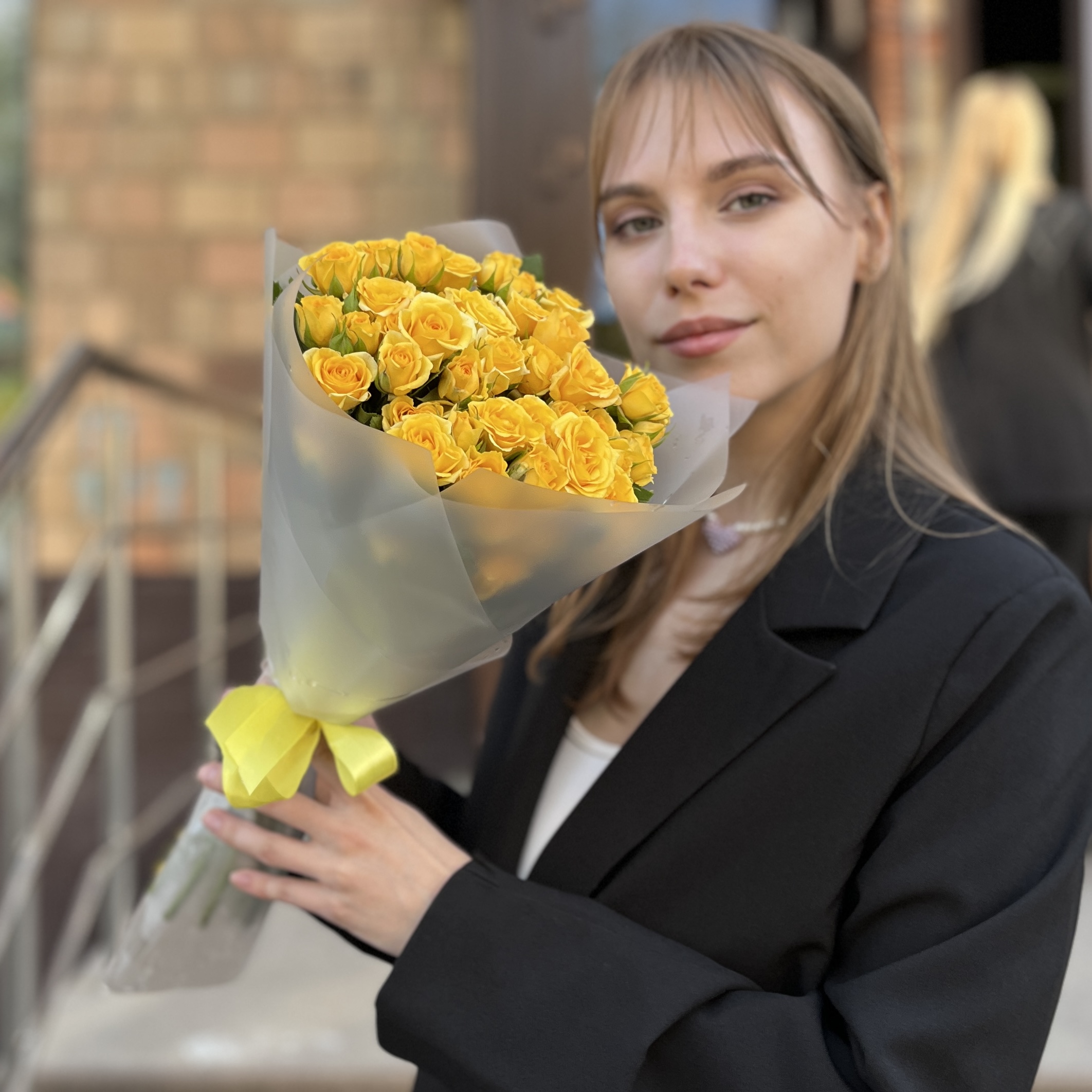 11 кустовых роз Еллоу бейби 40 см