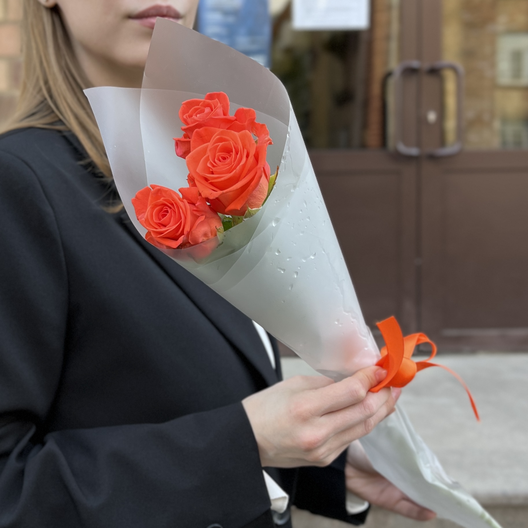 3 оранжевых розы Вау 50 см
