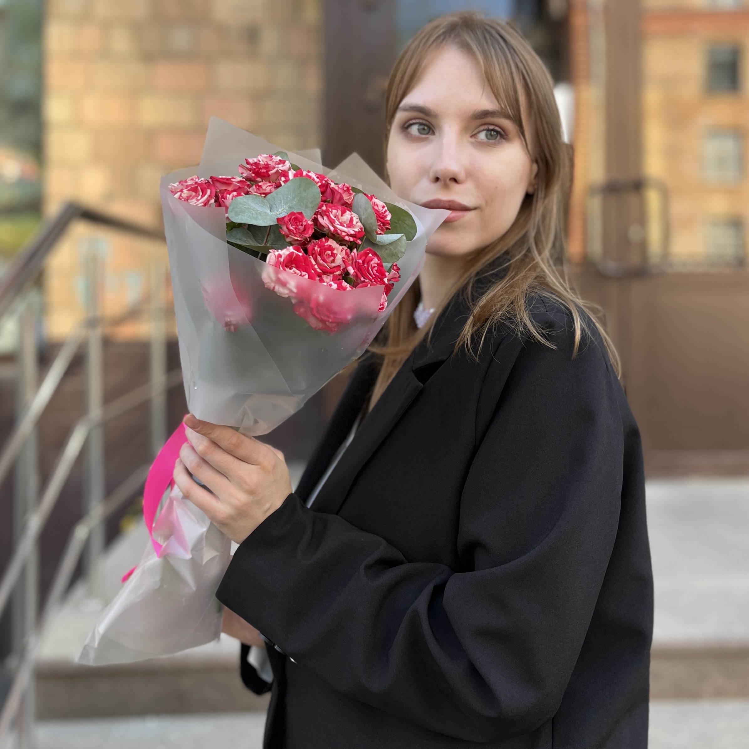 5 кустовых бело-малиновых роз Файрворкс 40 см