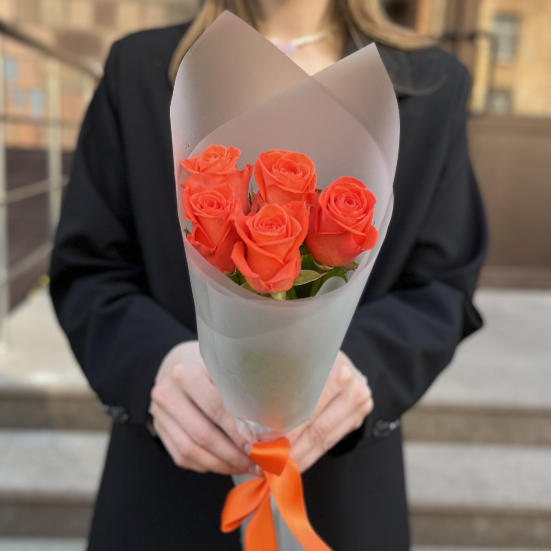 5 оранжевых роз Вау 50 см