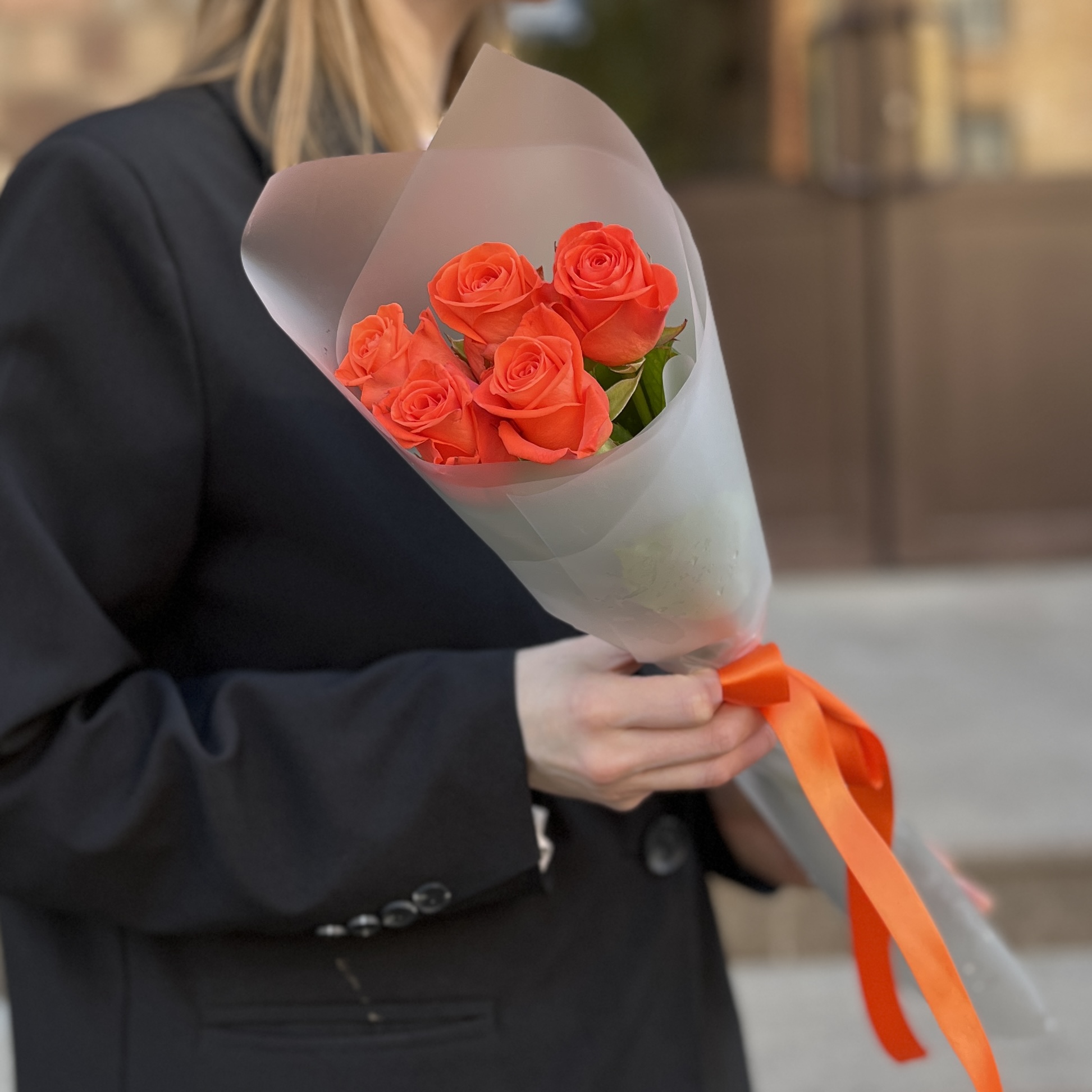 5 оранжевых роз Вау 50 см