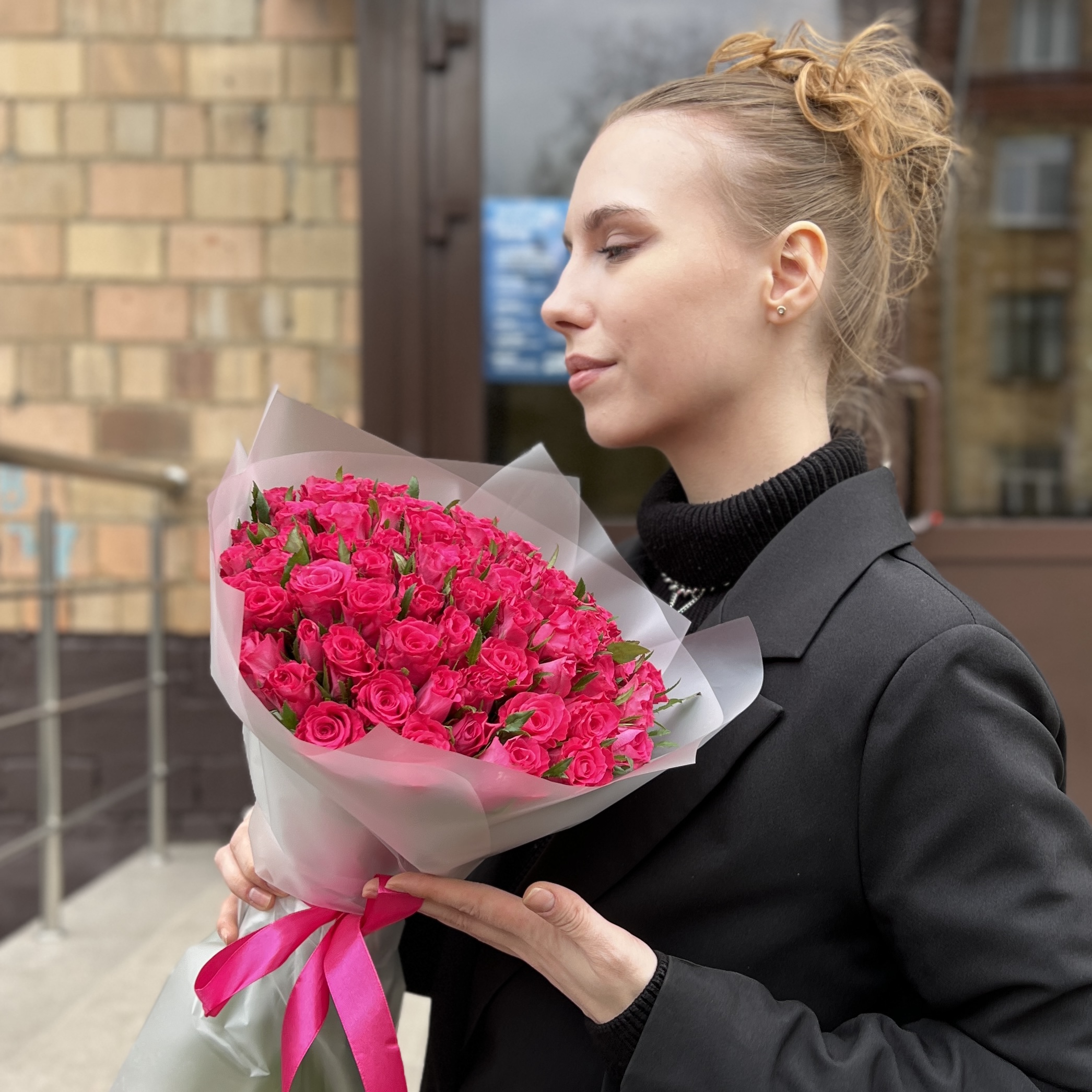 51 малиновая роза Вайлд Калипсо