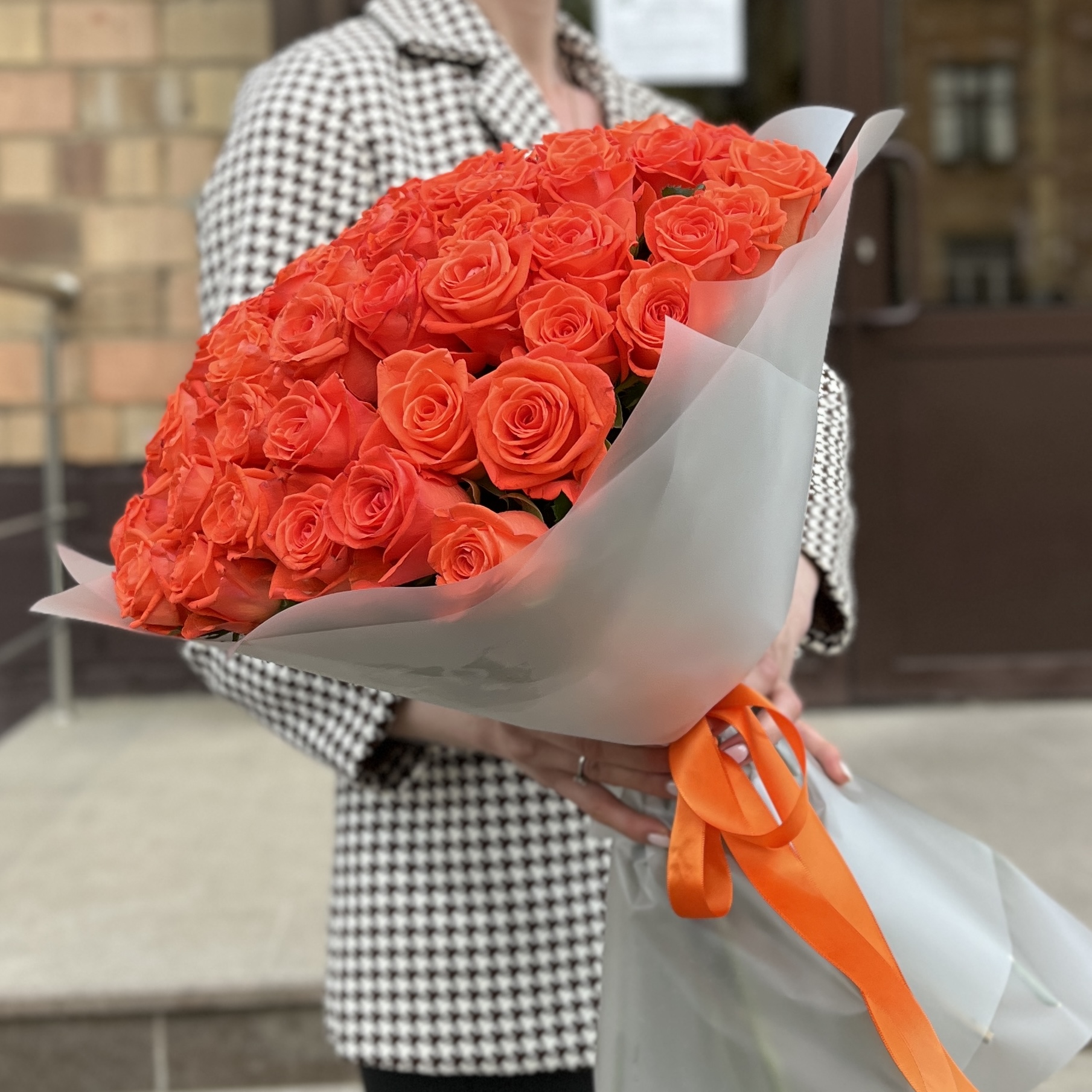 51 оранжевая роза Вау 60 см