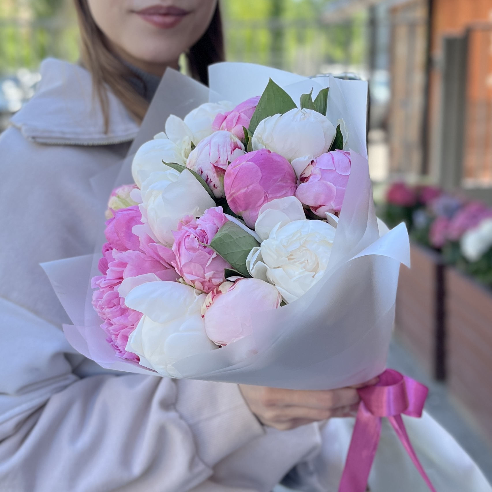 Букет из 15 нежных пионов MIX