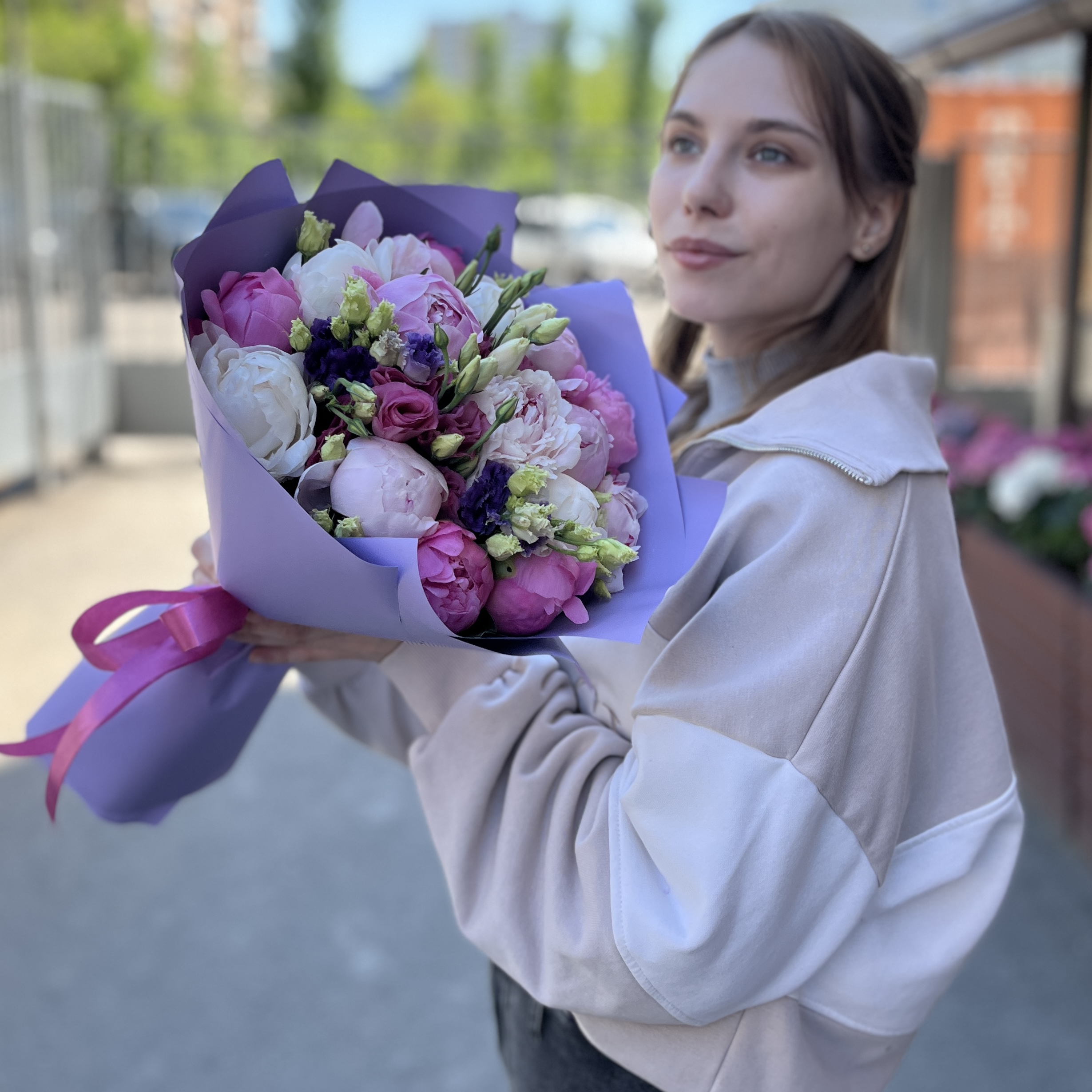 Букет из 15 нежных пионов и эустом MIX