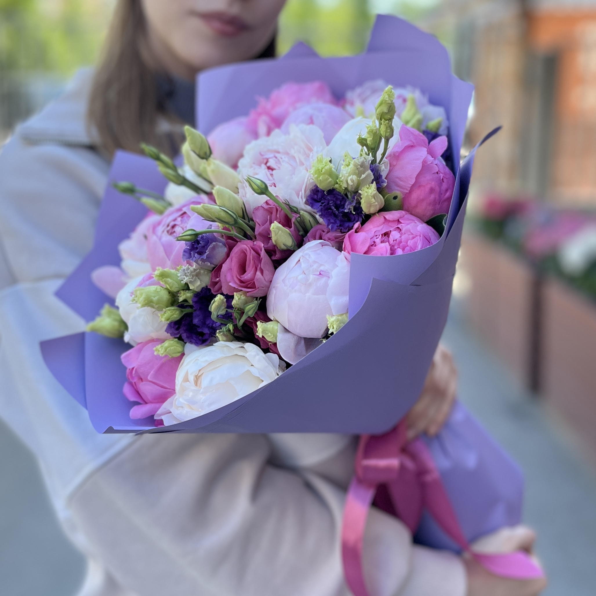 Букет из 15 нежных пионов и эустом MIX