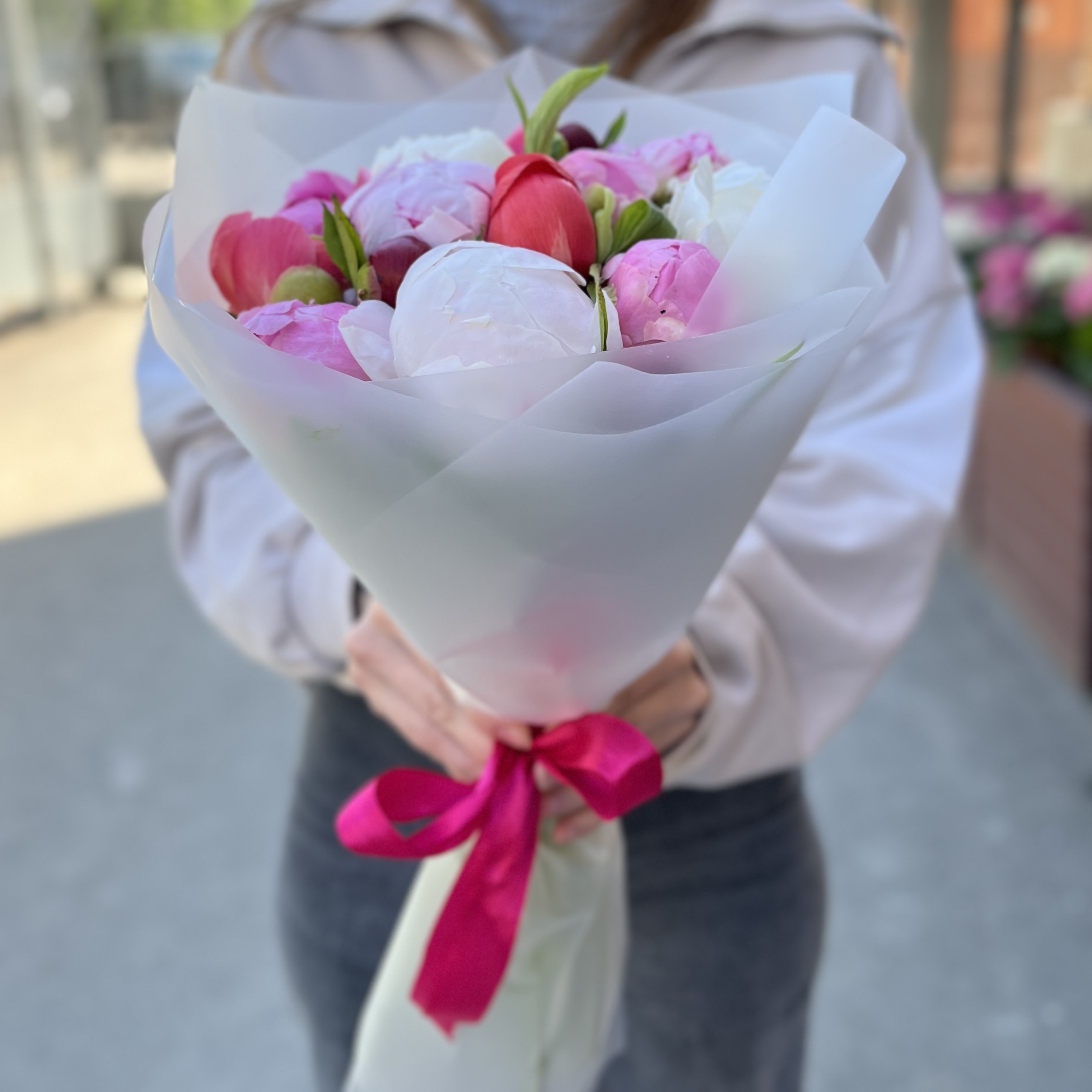 Букет из 15 ярких пионов MIX
