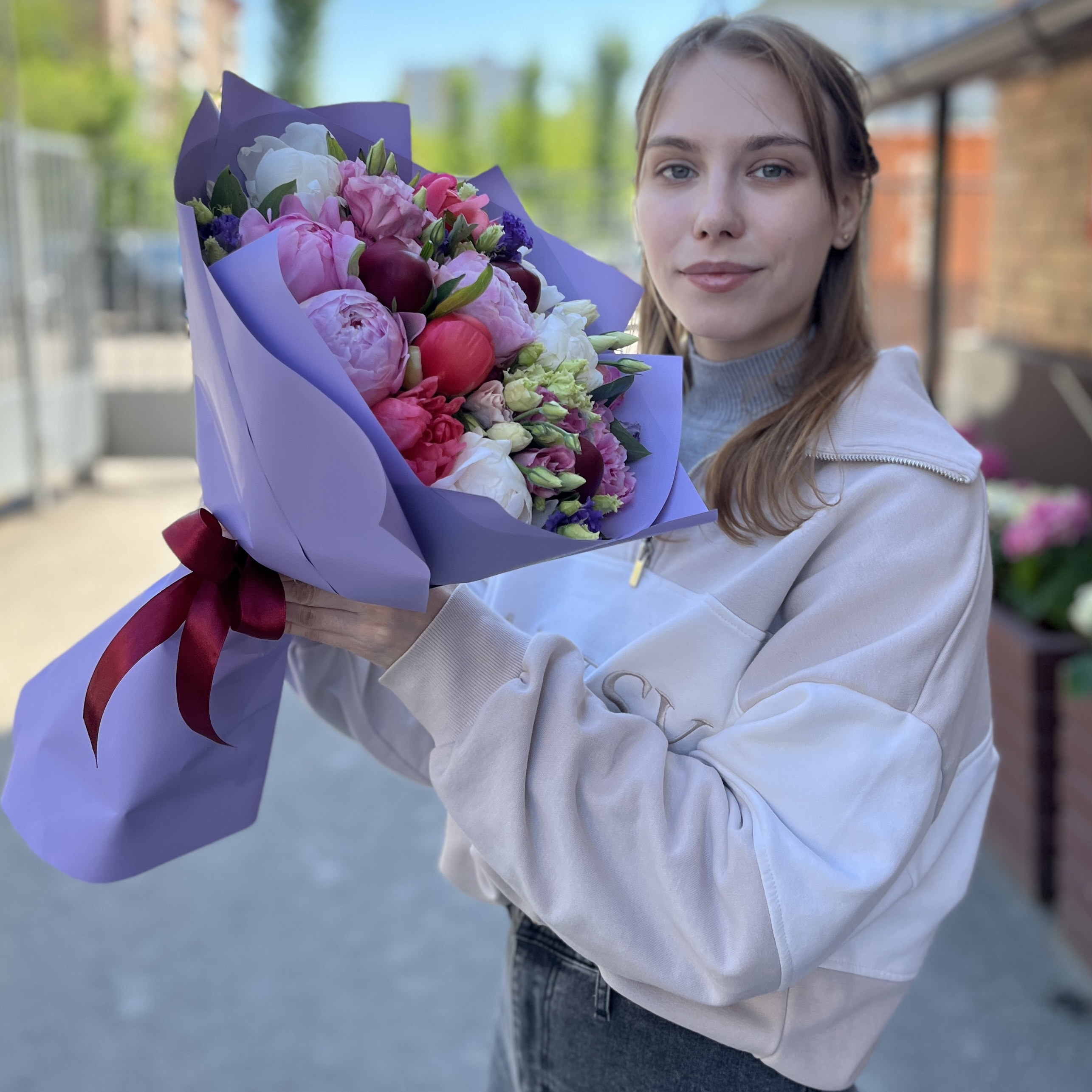 Букет из 15 ярких пионов и эустом MIX
