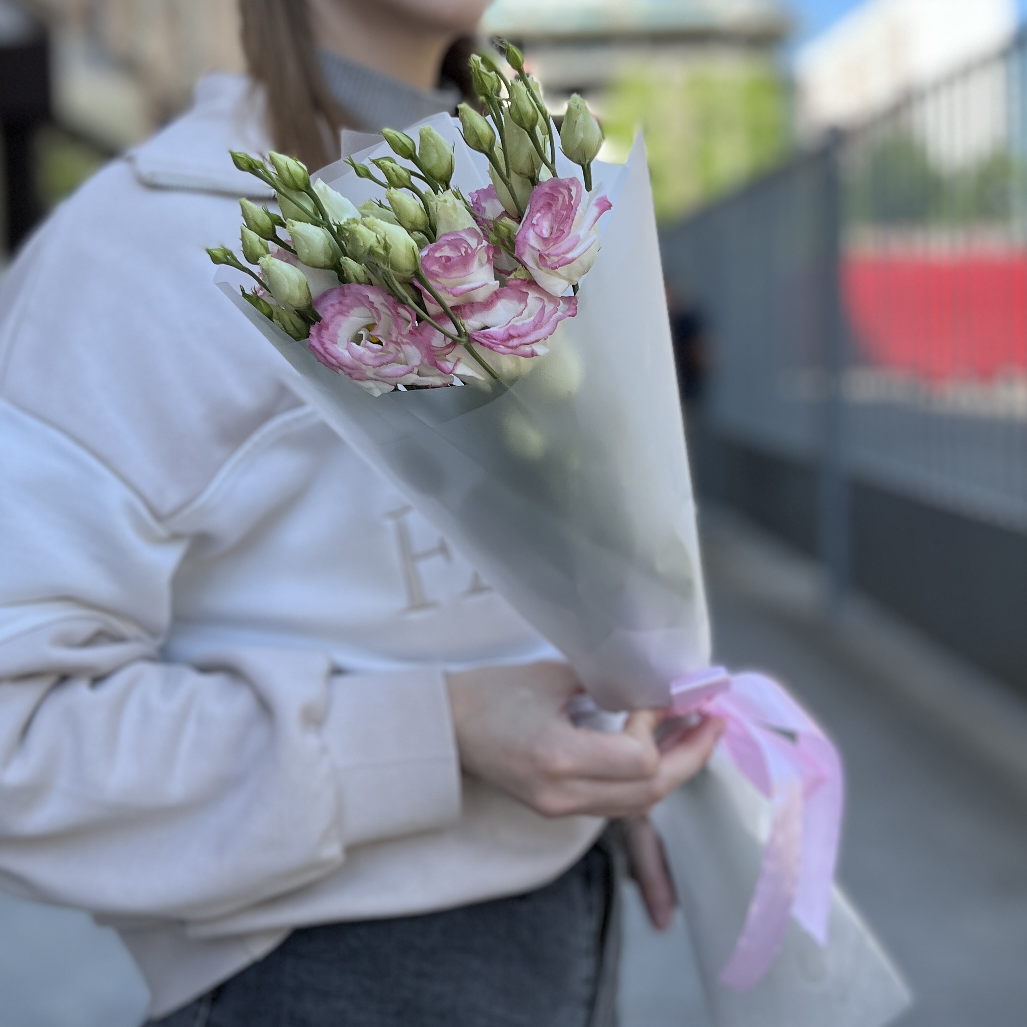 Букет из 3 махровых бело-розовых эустом