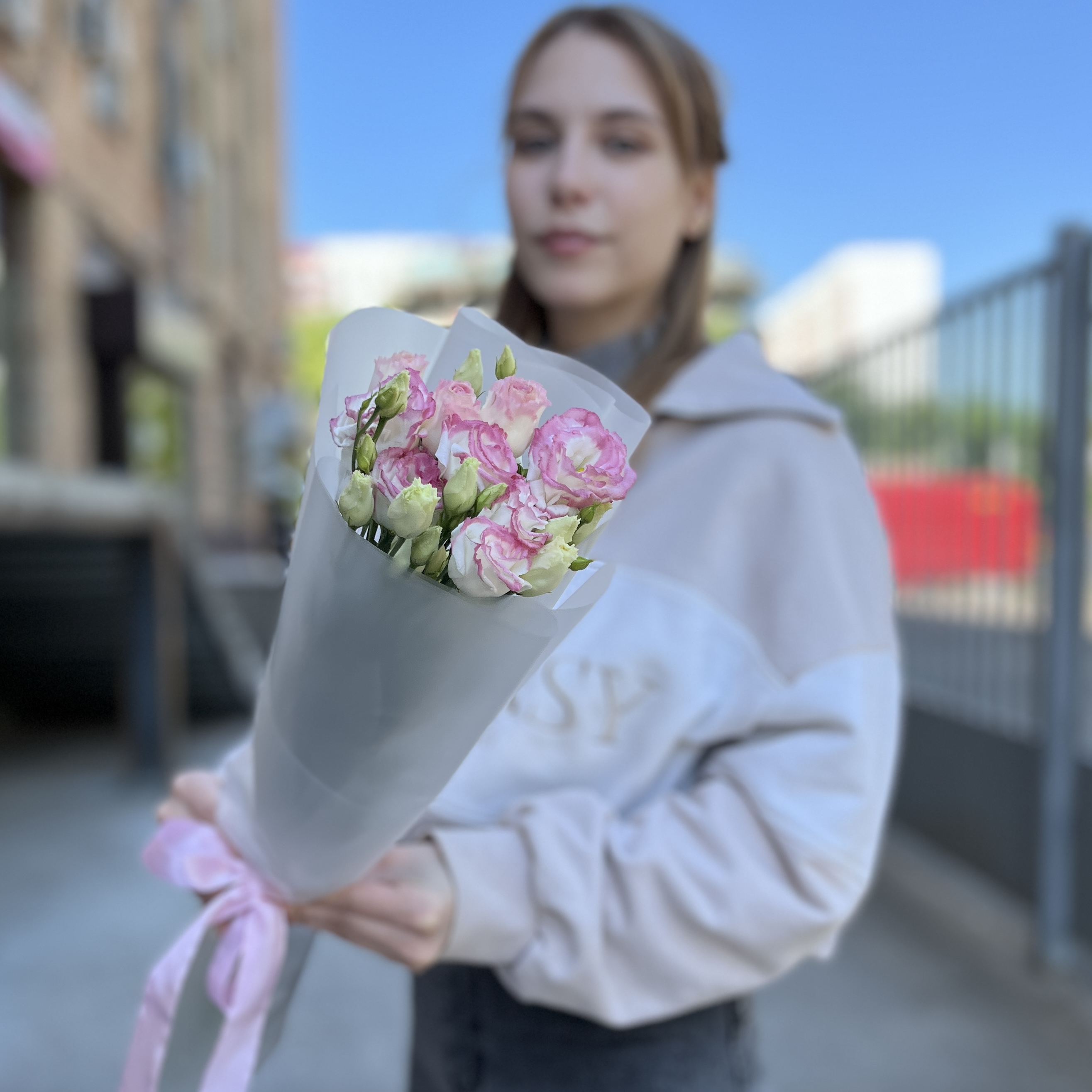 Букет из 5 махровых бело-розовых эустом