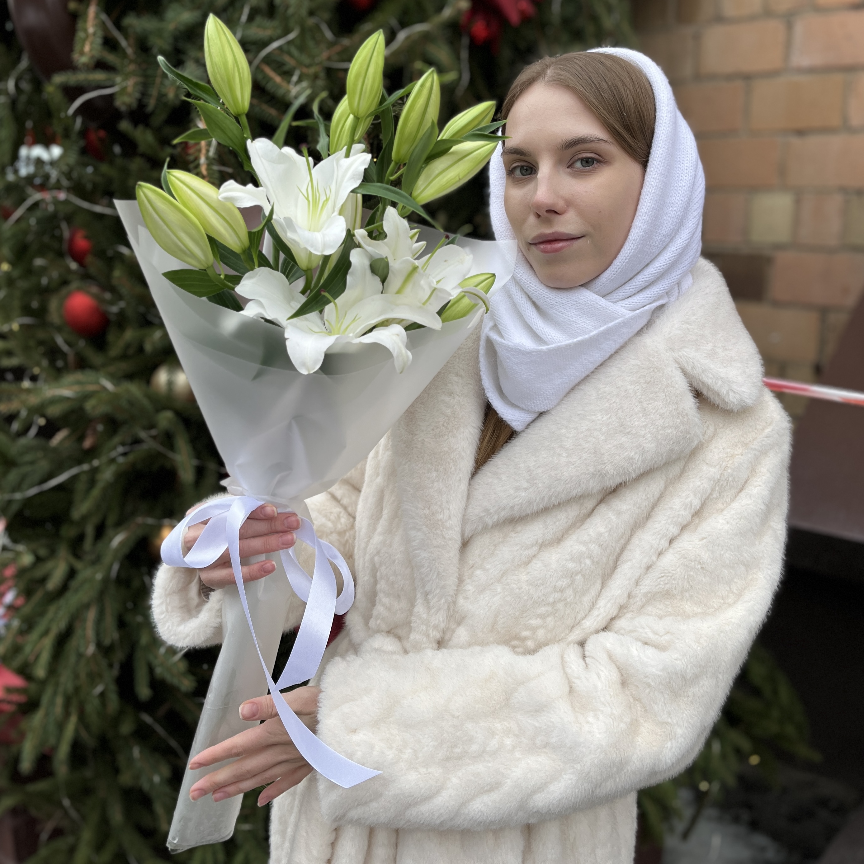 3 белые восточные лилии