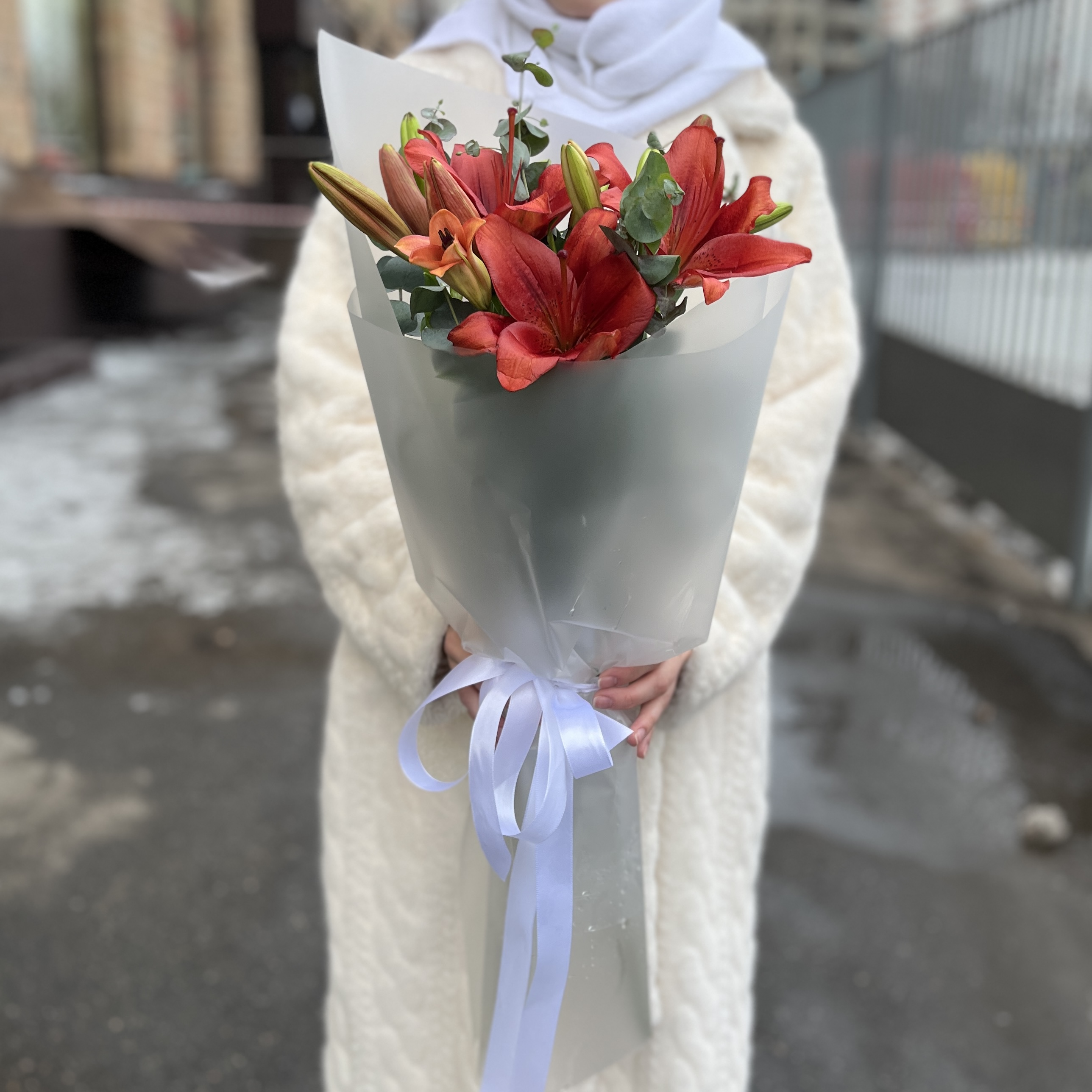 3 бордовые лилии с эвкалиптом