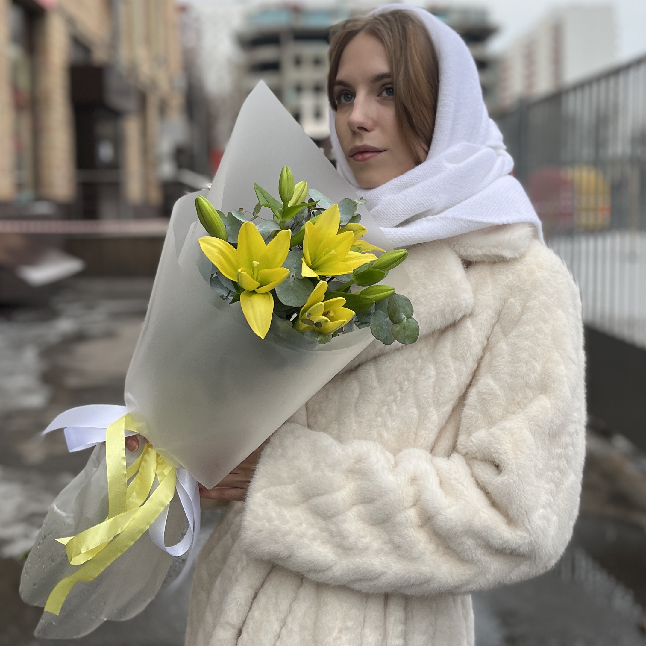 3 желтые лилии с эвкалиптом