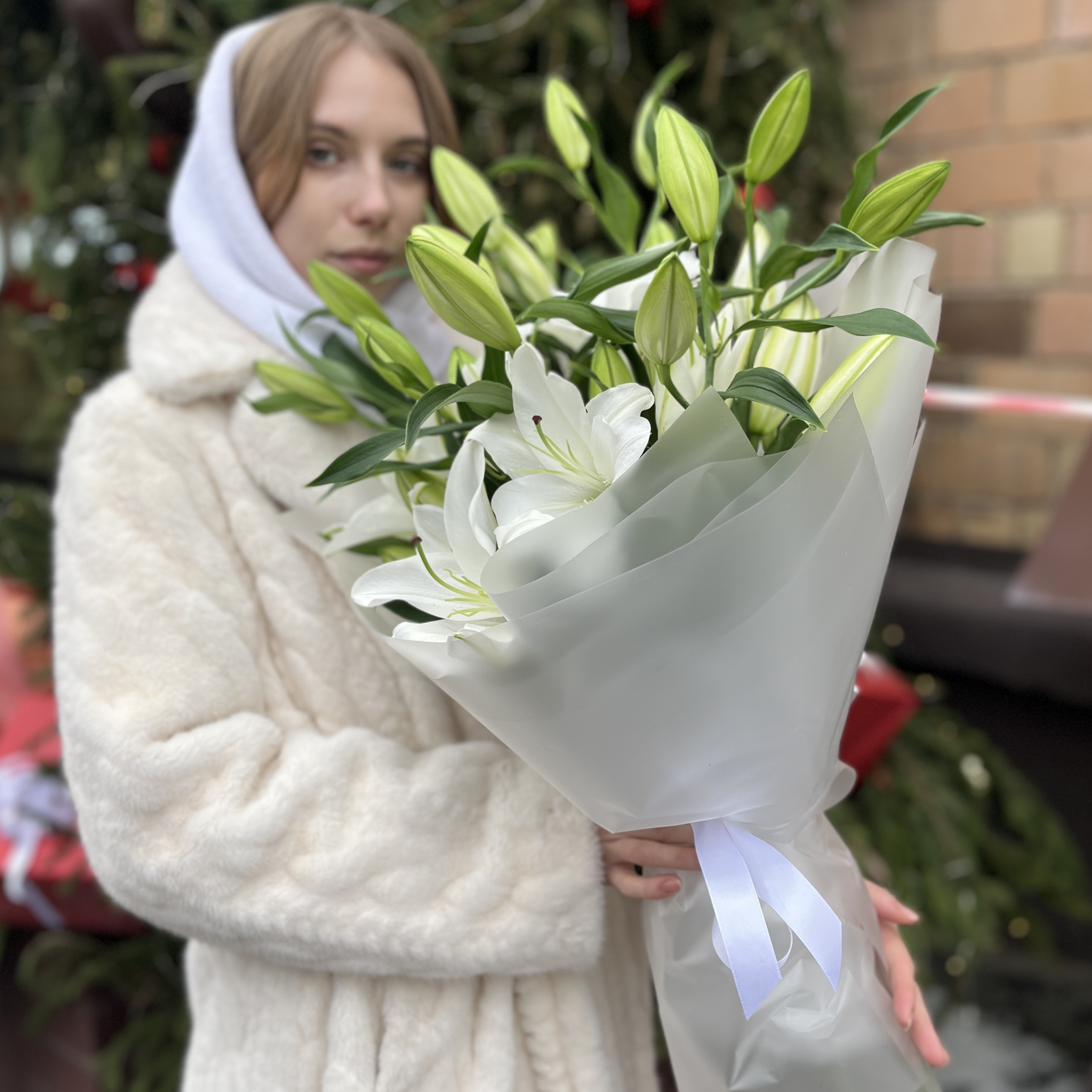 7 белых Восточных лилий