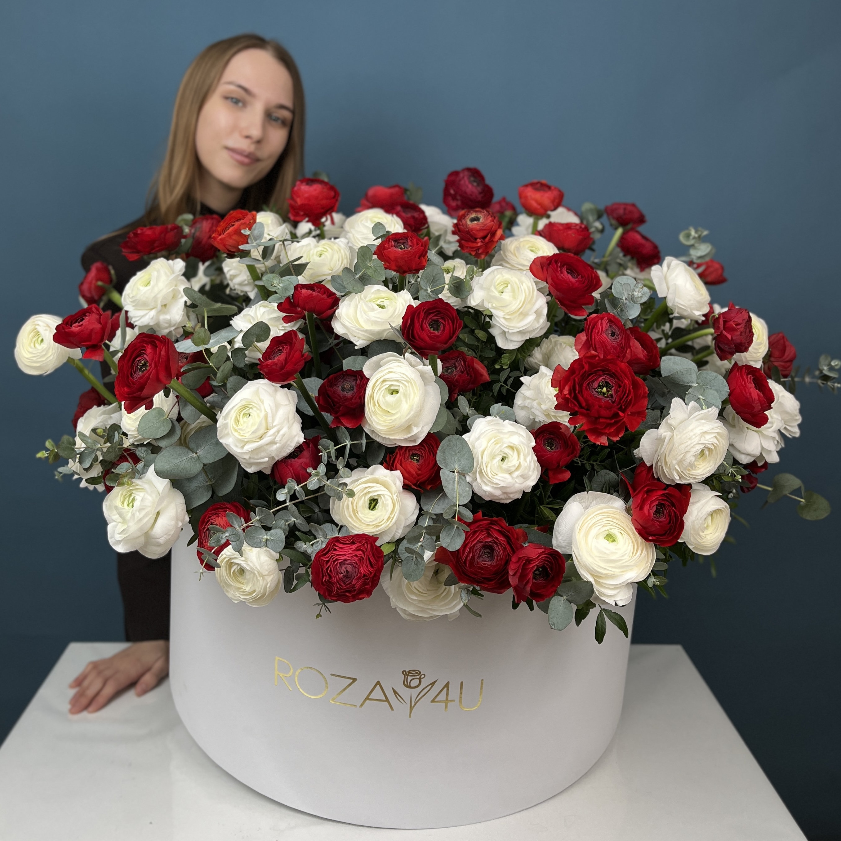101 красный и белый ранункулюс в большой коробке