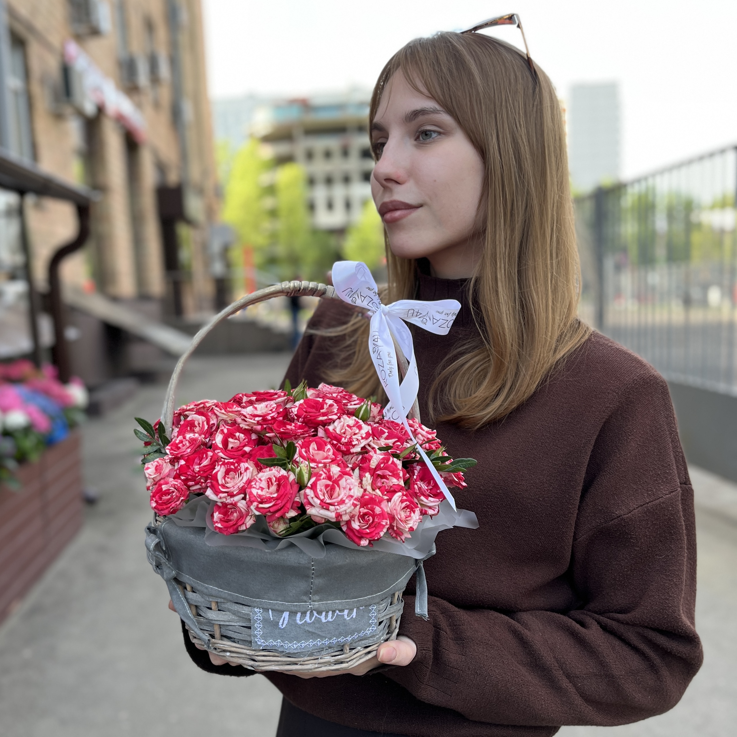 11 кустовых роз Файрворкс в корзине