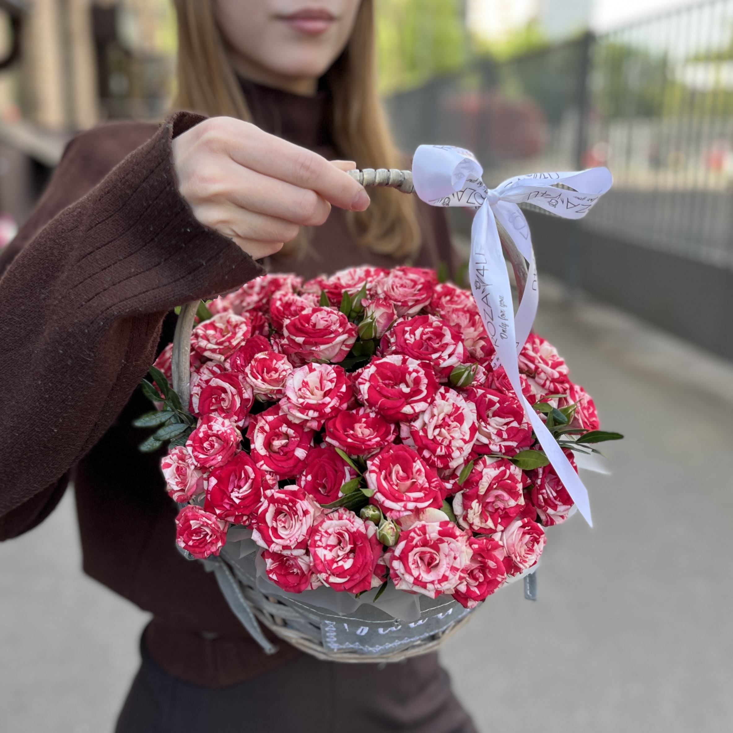 11 кустовых роз Файрворкс в корзине