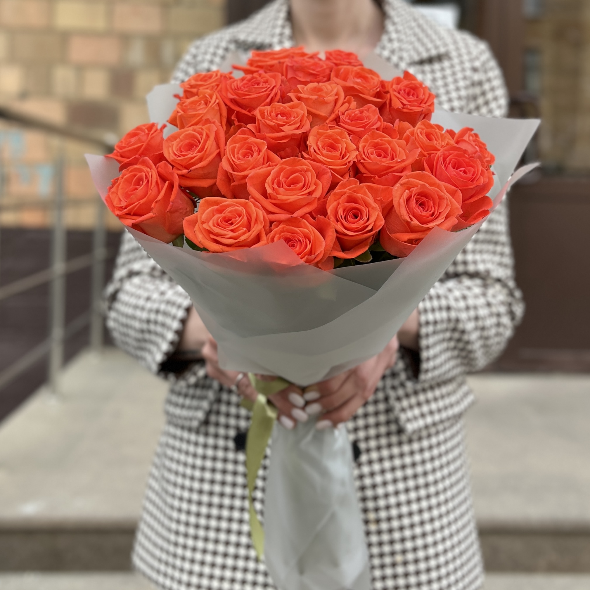 25 оранжевых роз Вау 60 см