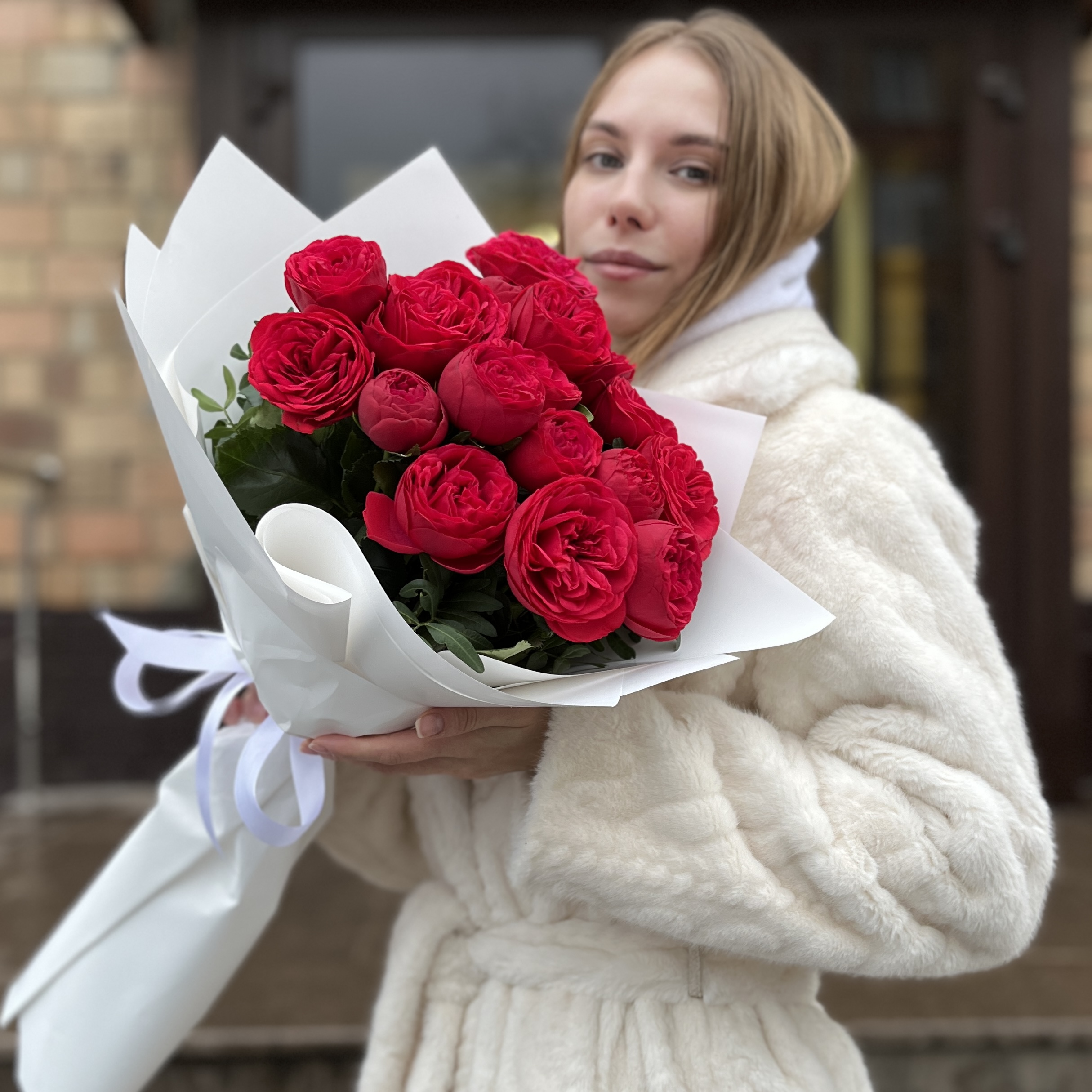 9 красных кустовых пионовидных роз Ред Пиано 60 см
