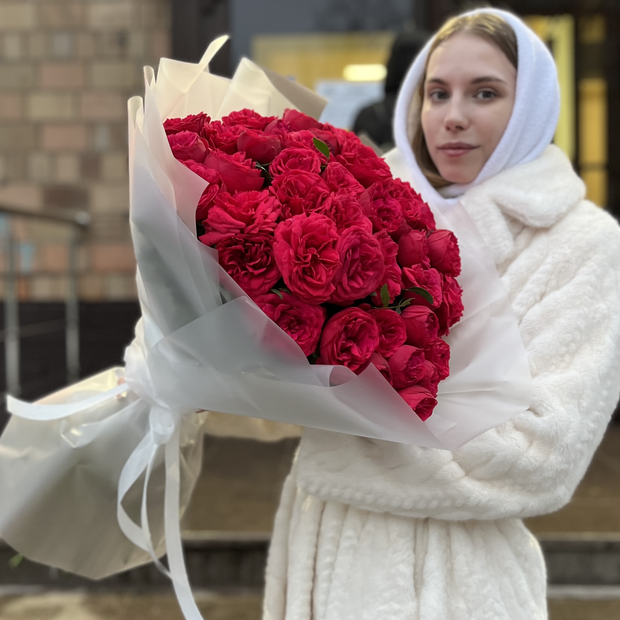 25 красных пионовидных кустовых роз Ред Пиано 40 см