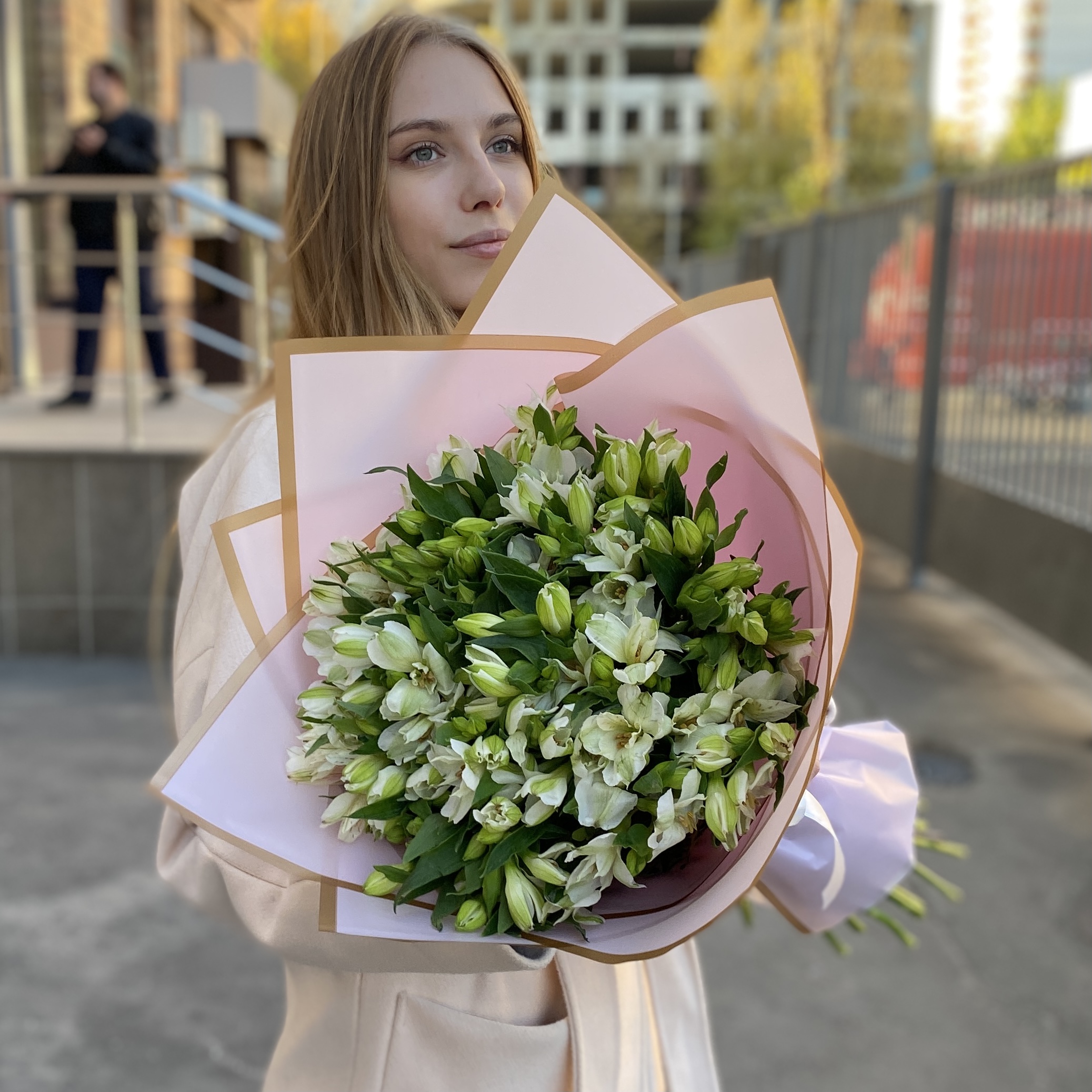 25 белых альстромерий