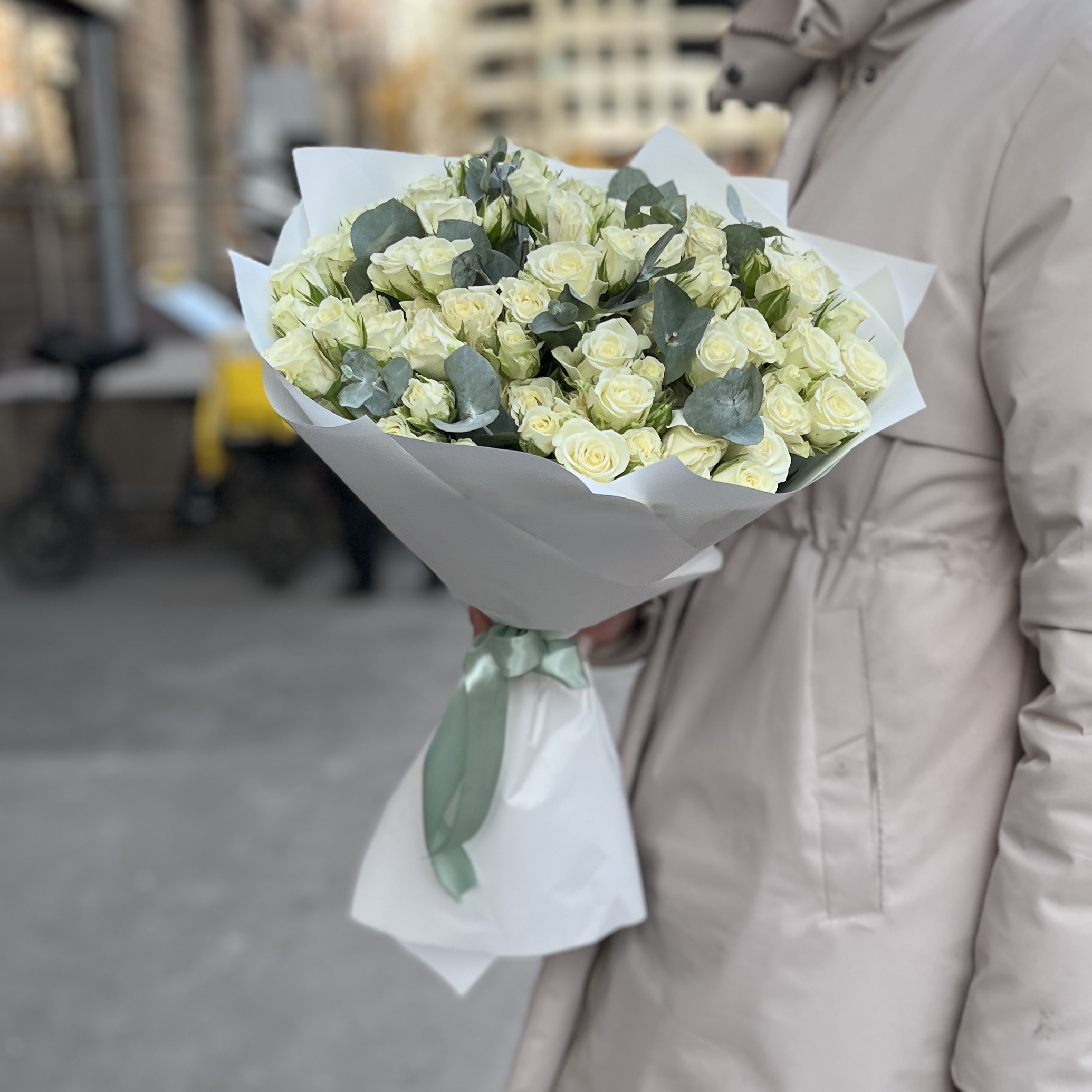25 белых кустовых роз Сноуфлейк с эвкалиптом