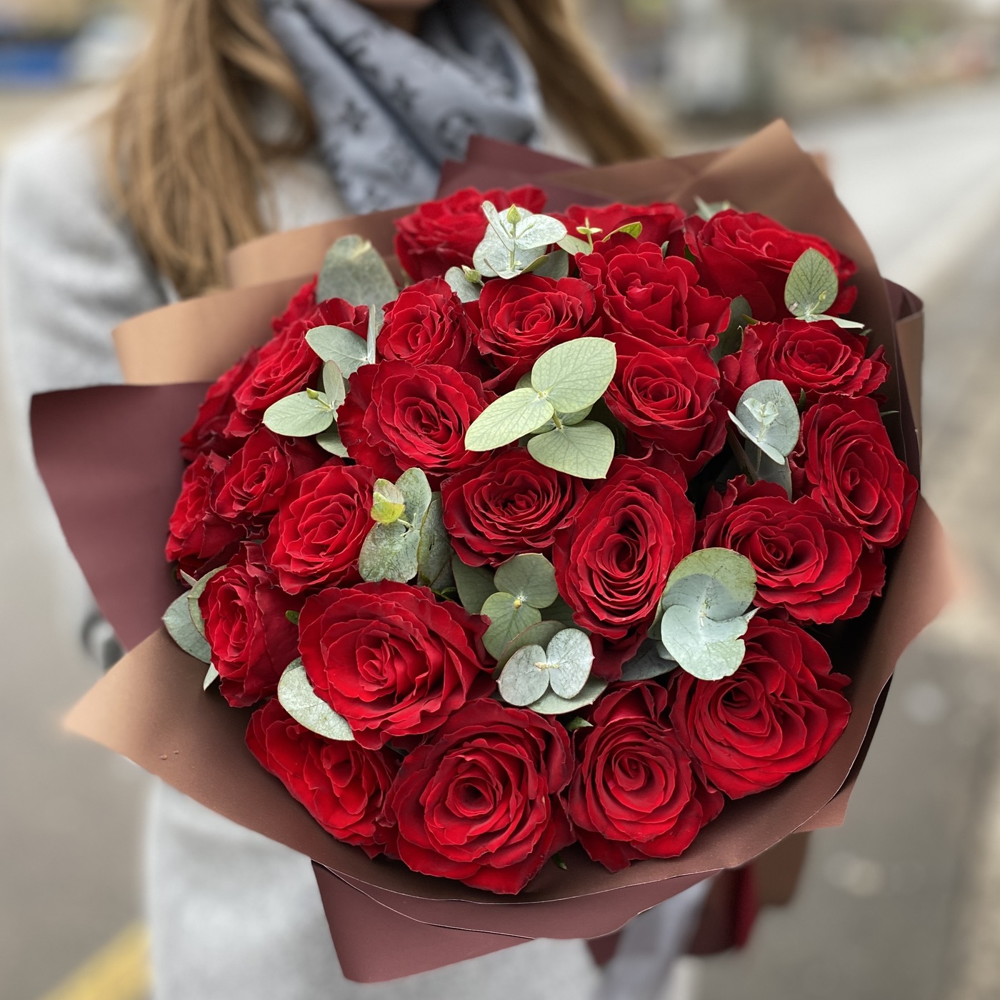 25 красных роз 40 см с эвкалиптом