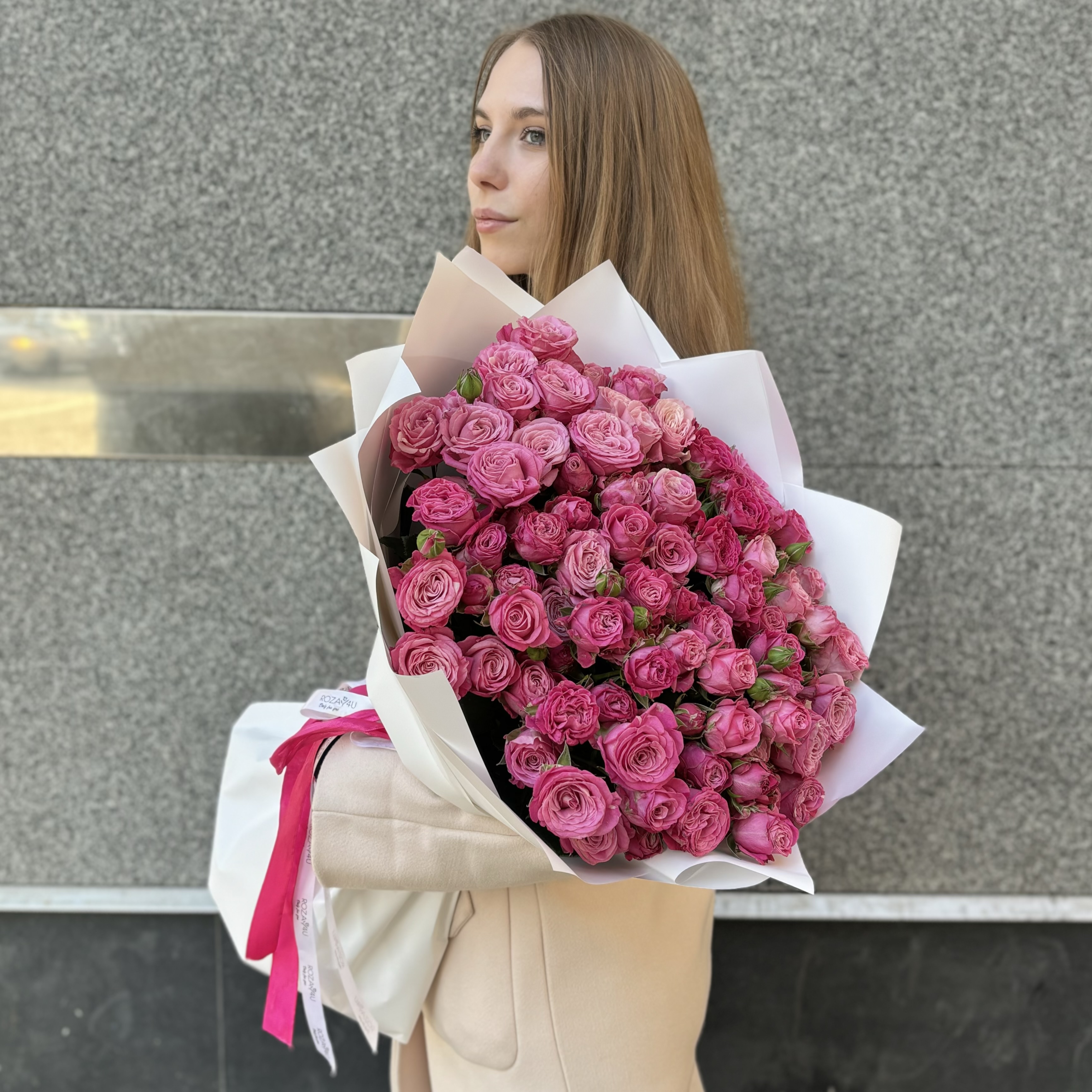 25 кустовых пионовидных роз Леди Бомбастик 60 см