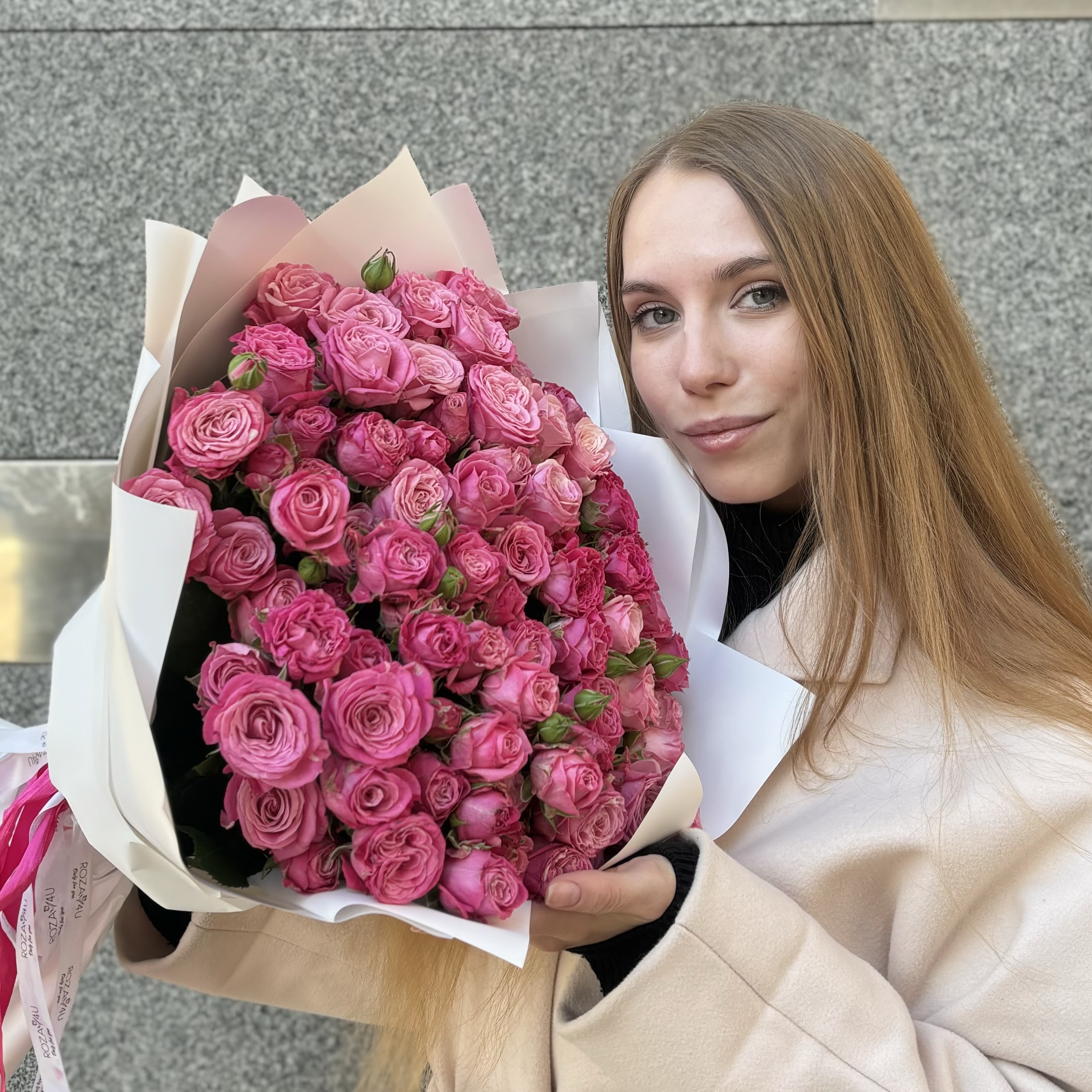 25 кустовых пионовидных роз Леди Бомбастик 60 см