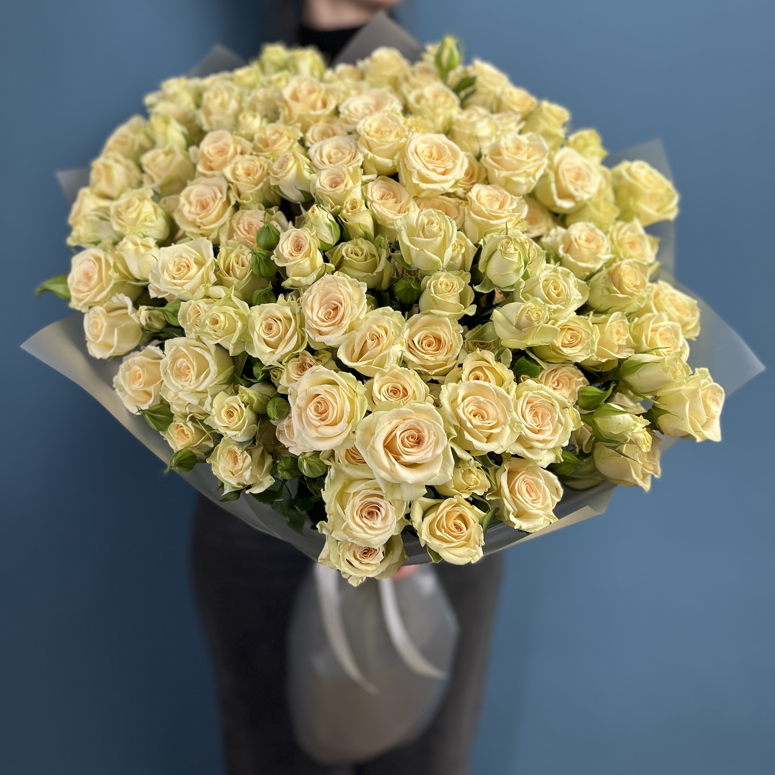 25 кустовых роз Аксана 70 см