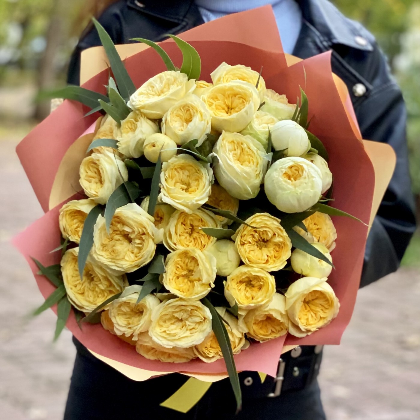 11 кустовых роз Каталина с эвкалиптом