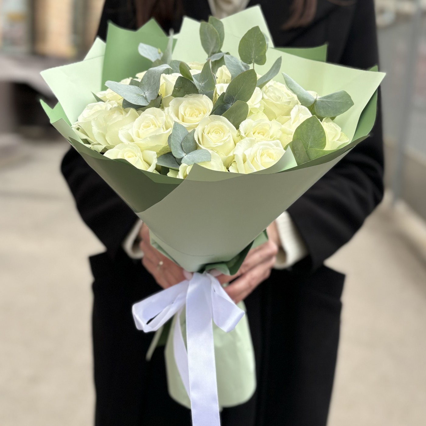 25 белых роз с эвкалиптом