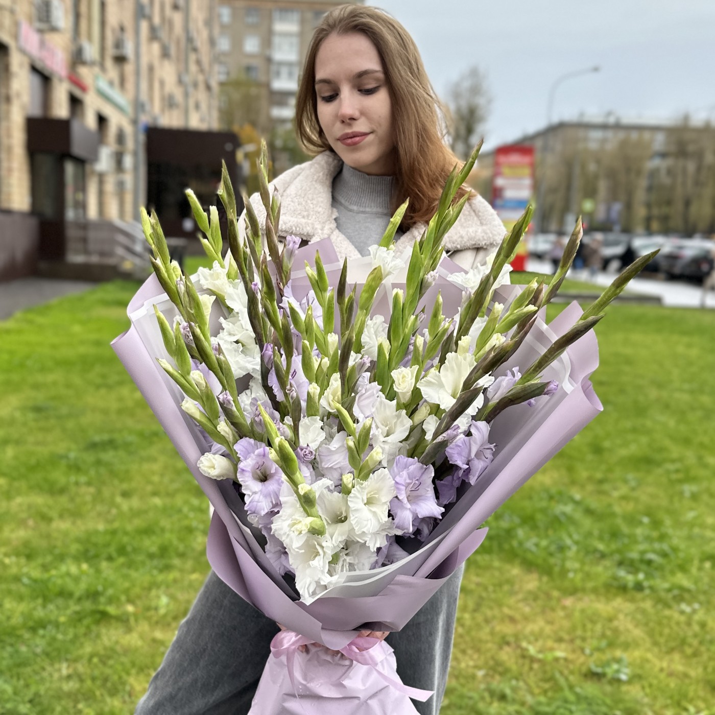 25 белых и сиреневых гладиолусов Нежный микс