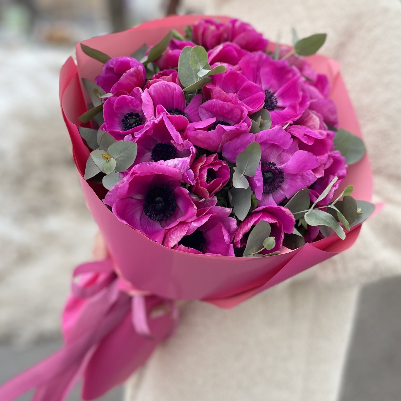 25 малиновых анемонов с эвкалиптом