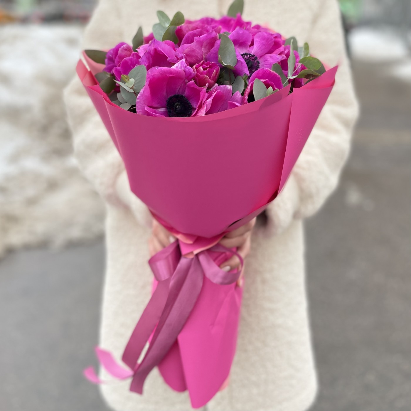 25 малиновых анемонов с эвкалиптом