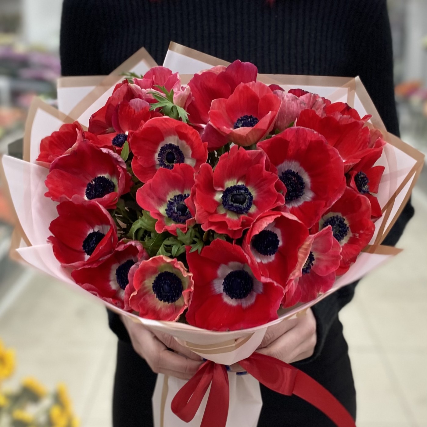 25 красных анемонов