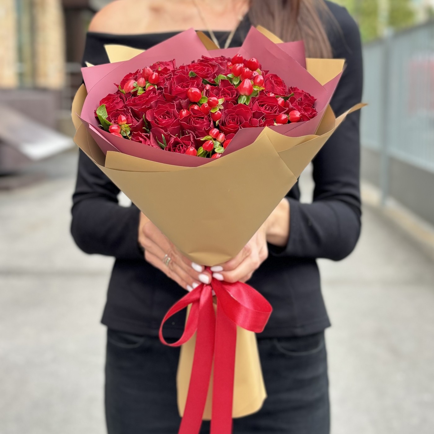 25 красных роз с гиперикумом