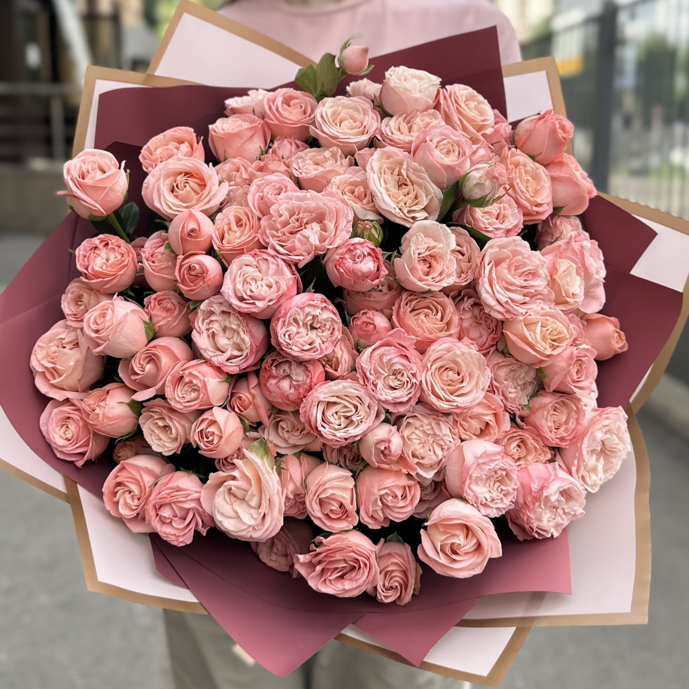 25 кустовых розовых роз Мадам Бомбастик
